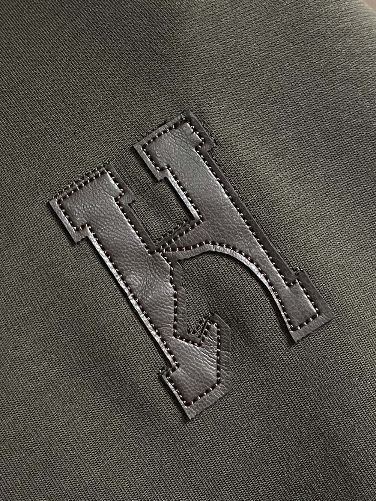 HERMES 2025SS秋冬圆领长袖T恤，氨丝光磨毛，时尚logo拼皮！氨面料上身舒适爽滑，纯棉精梳加