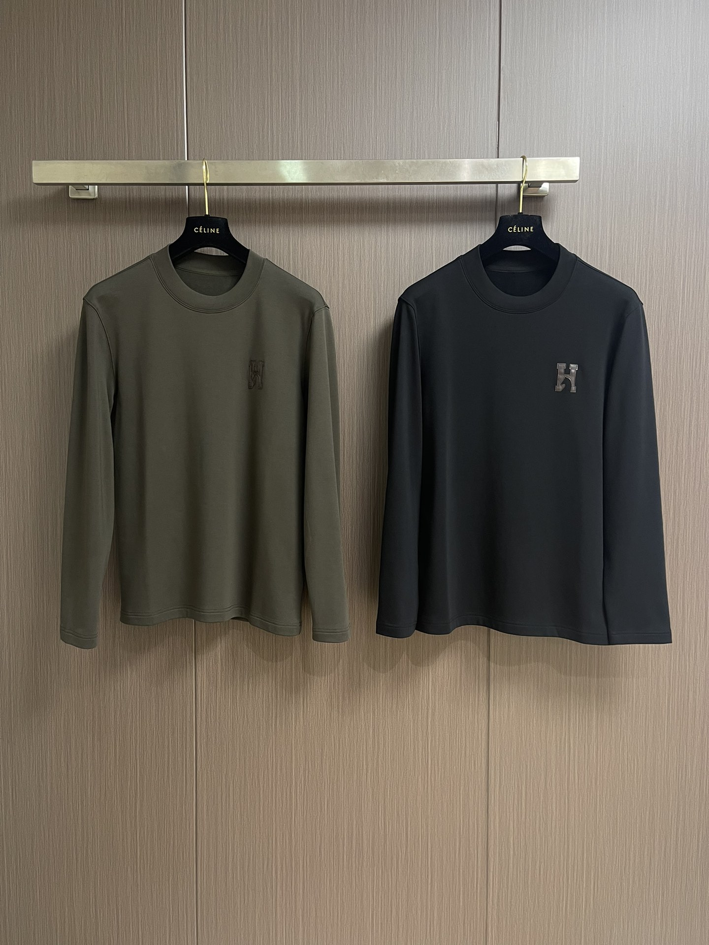 HERMES 2025SS秋冬圆领长袖T恤，氨丝光磨毛，时尚logo拼皮！氨面料上身舒适爽滑，纯棉精梳加