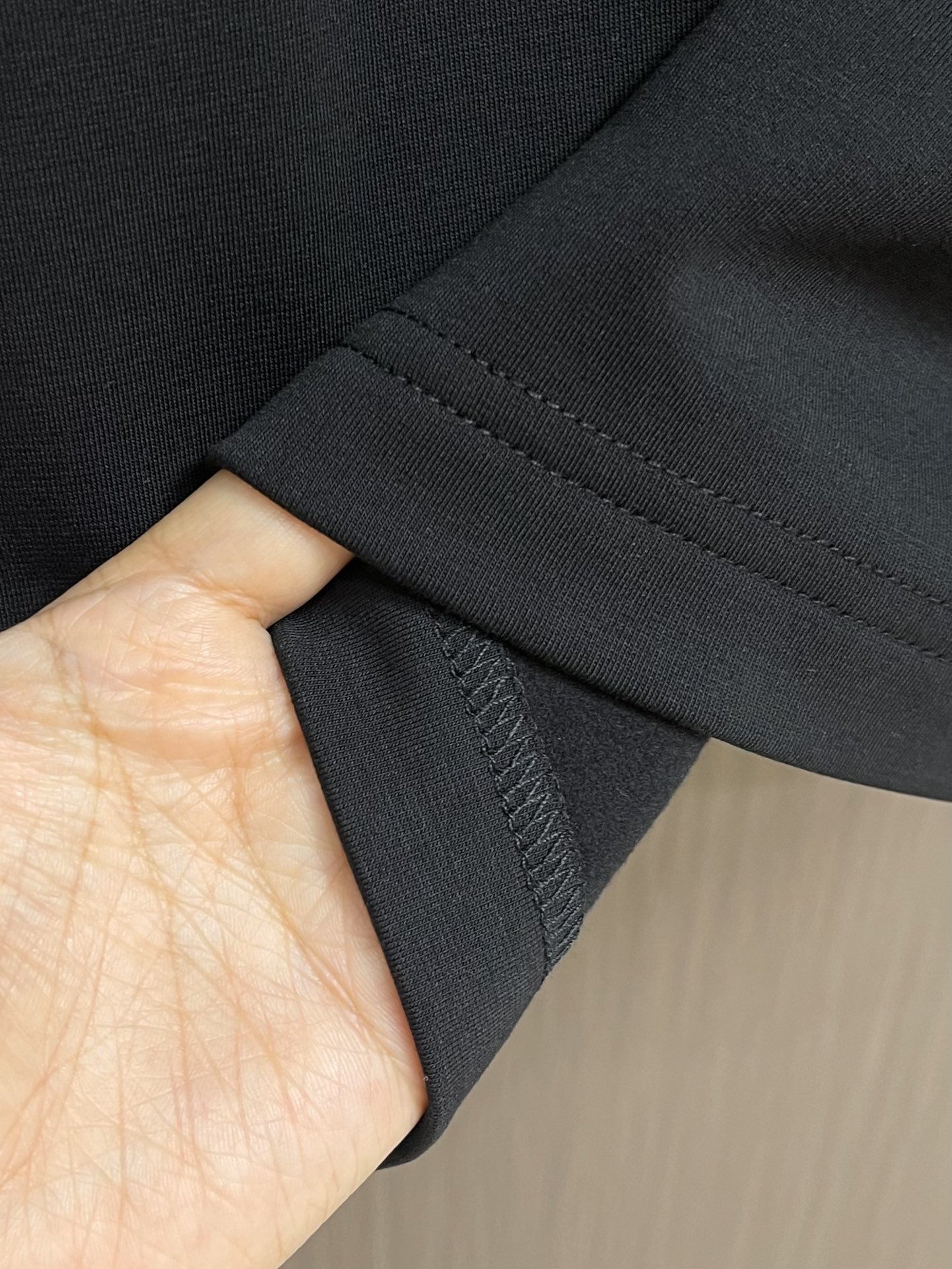 HERMES 2025SS秋冬圆领长袖T恤，氨丝光磨毛，时尚logo拼皮！氨面料上身舒适爽滑，纯棉精梳加