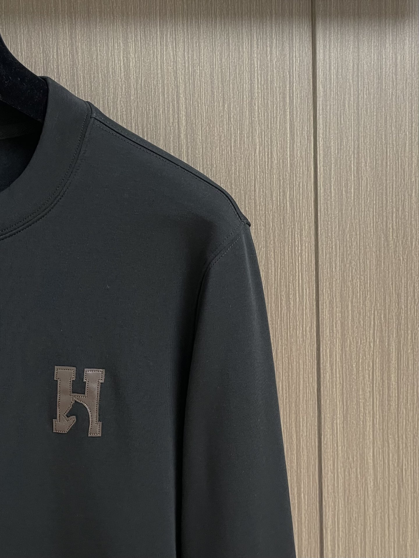 HERMES 2025SS秋冬圆领长袖T恤，氨丝光磨毛，时尚logo拼皮！氨面料上身舒适爽滑，纯棉精梳加