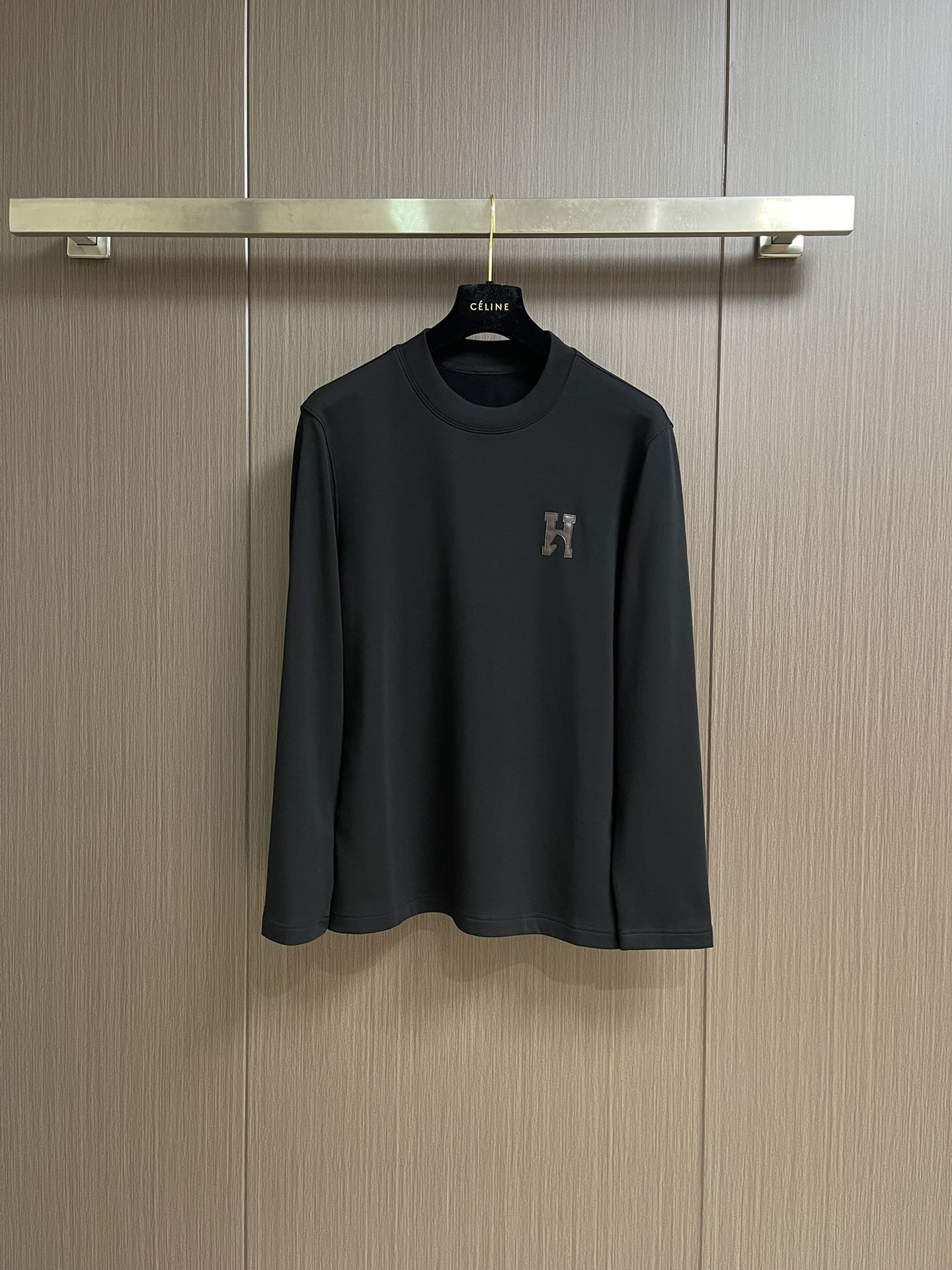 NO:528022,HERMES 2025SS autumn and winter round neck long-sleeved T-shirt, mercerized and polished, fashionable logo leather-paired!  The upper body of ammonia fabric is comfortable and smooth, and the pure cotton combed and tight spinning process make the fabric smooth and tight to achieve the high-end feeling of the overall fabric. It is professionally provided by big brands and the quality is absolutely guaranteed. The overall high breathability and soft texture is more prominent, and the full cotton texture causes extreme comfort. The washing performance is high. The workmanship of the whole piece perfectly reflects the brand's design concept and excellent production process. Size M-3XL, hermes, tees, t-shirt, alexander wang19860909HERMES 2025SS秋冬圆领长袖T恤,氨丝光磨毛,时尚logo拼皮！氨面料上身舒适爽滑,纯棉精梳加上紧密纺纱工艺又使面料光滑紧密得到整体面料的高级感,大牌专业提供,质量绝对保证.整体高透气和柔软性的质感更加凸显,饱满的棉质感引起极度舒适.耐洗性能高.整件的做工完美体现出品牌的设计理念和精良的制作工艺.尺码M-3XL,,hermes,tees，t-shirt,alexander wang,Men's clothing