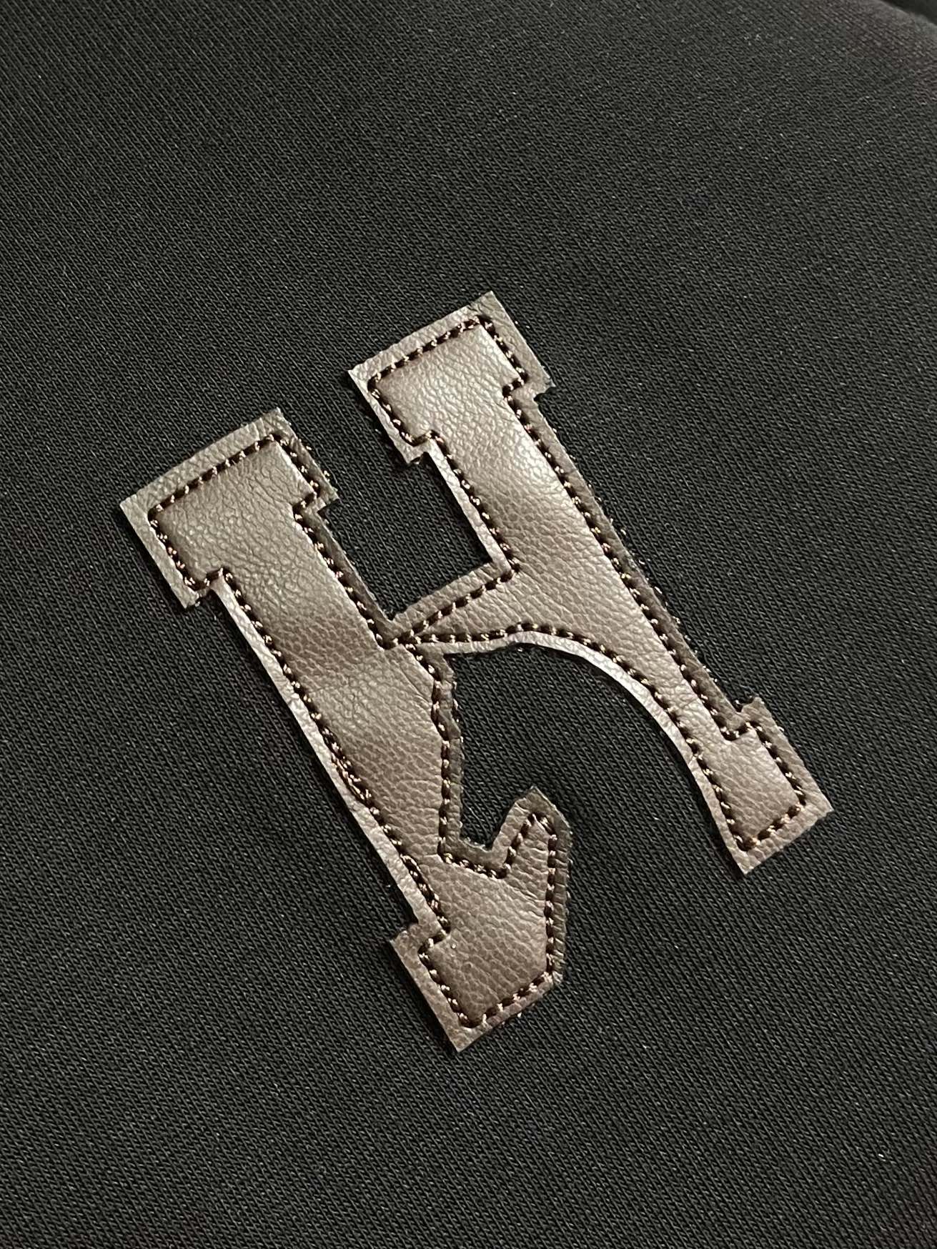 HERMES 2025SS秋冬圆领长袖T恤，氨丝光磨毛，时尚logo拼皮！氨面料上身舒适爽滑，纯棉精梳加