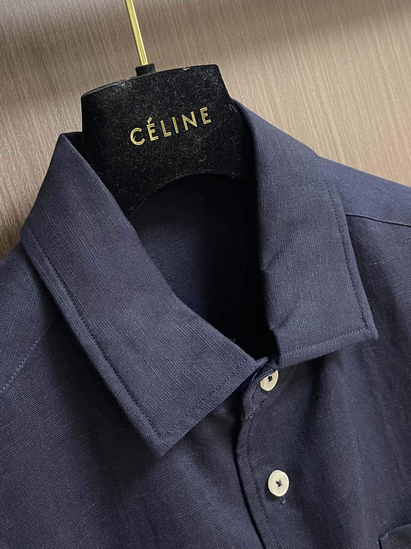 Hermes 2025ss秋季新款天然亚麻材质休闲长袖衬衫 合体的剪裁 五金辅料全品相 面料采用天然亚麻