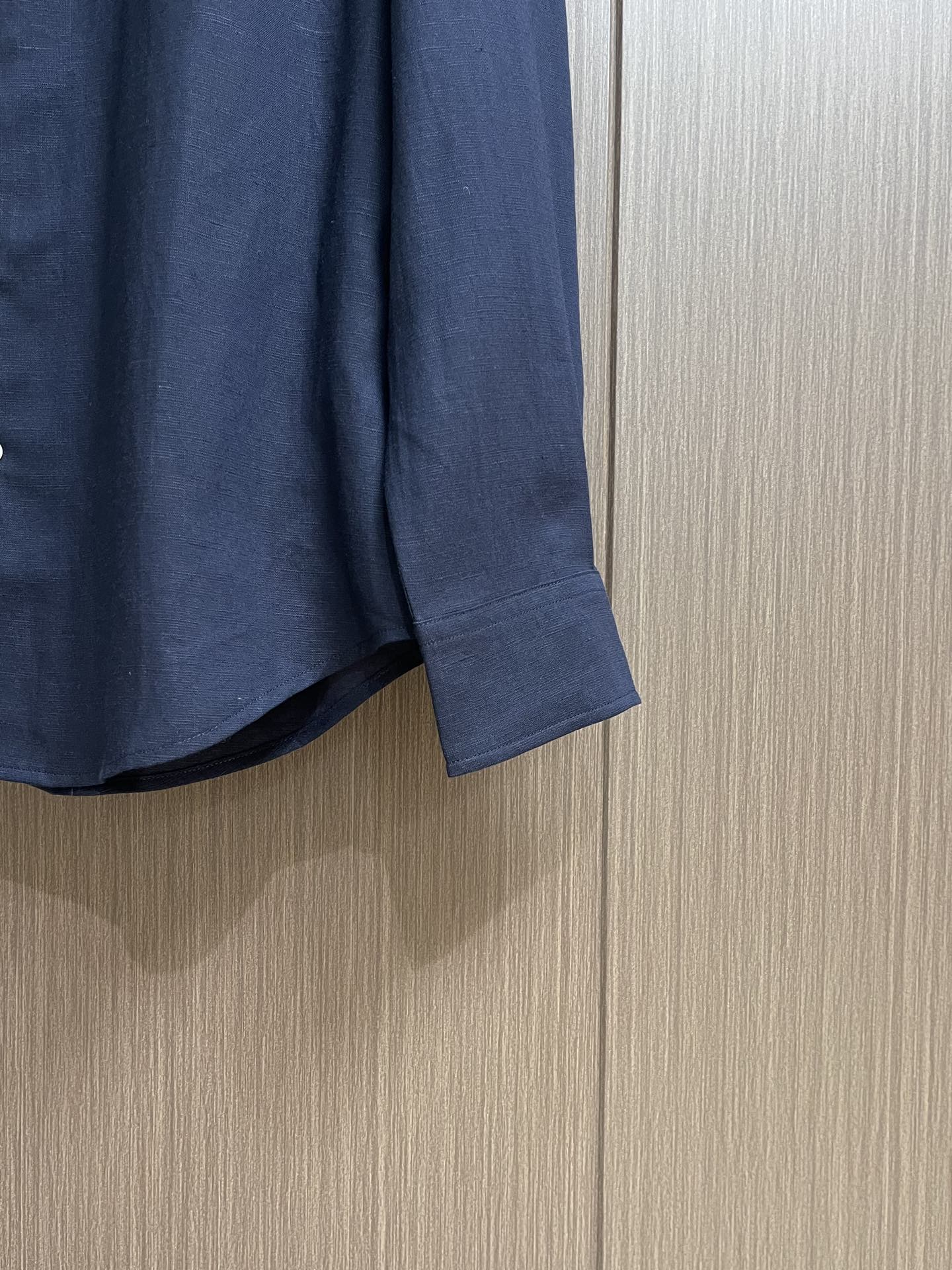 Hermes 2025ss秋季新款天然亚麻材质休闲长袖衬衫 合体的剪裁 五金辅料全品相 面料采用天然亚麻