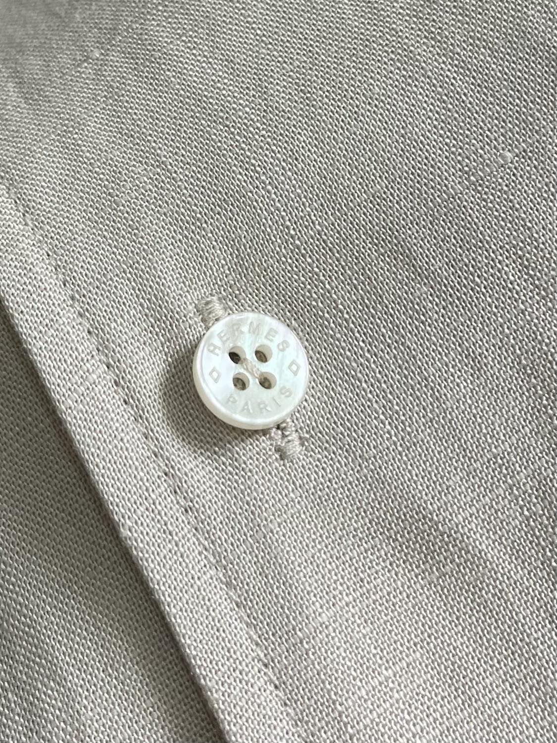 Hermes 2025ss秋季新款天然亚麻材质休闲长袖衬衫 合体的剪裁 五金辅料全品相 面料采用天然亚麻