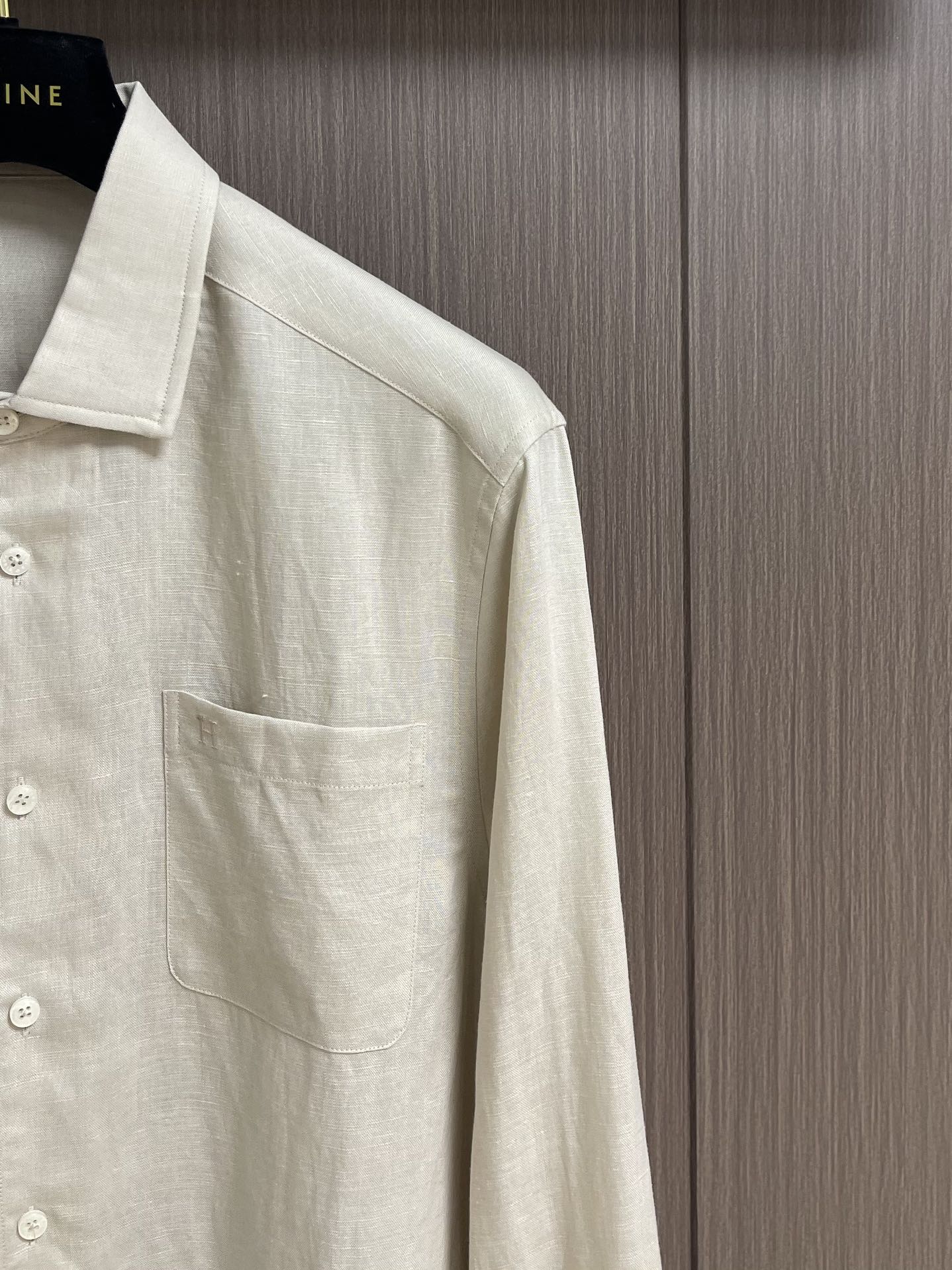 Hermes 2025ss秋季新款天然亚麻材质休闲长袖衬衫 合体的剪裁 五金辅料全品相 面料采用天然亚麻
