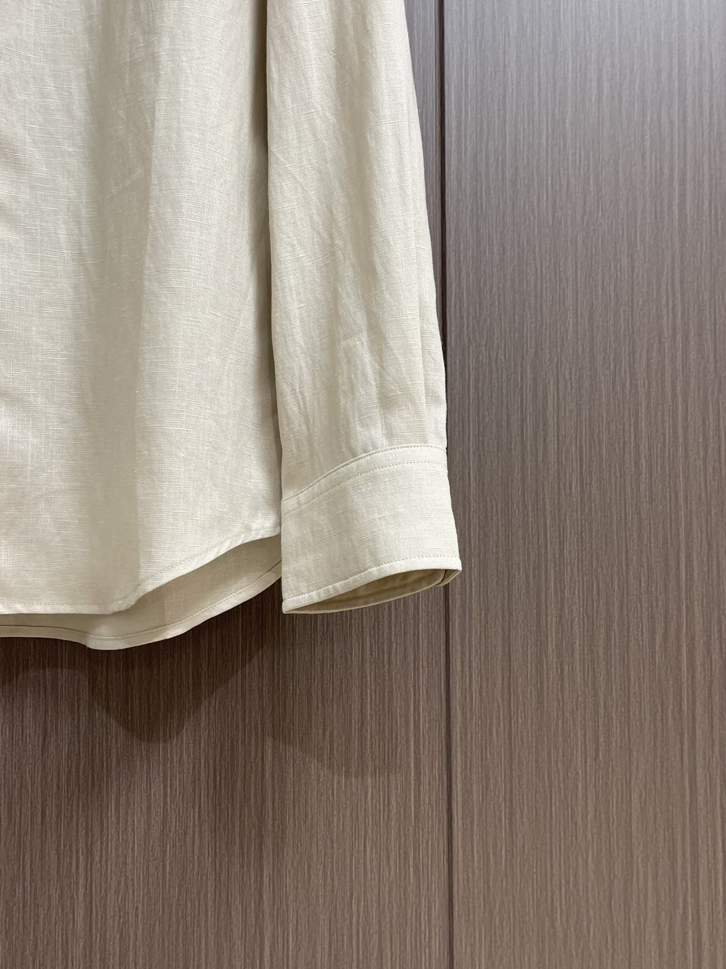 Hermes 2025ss秋季新款天然亚麻材质休闲长袖衬衫 合体的剪裁 五金辅料全品相 面料采用天然亚麻