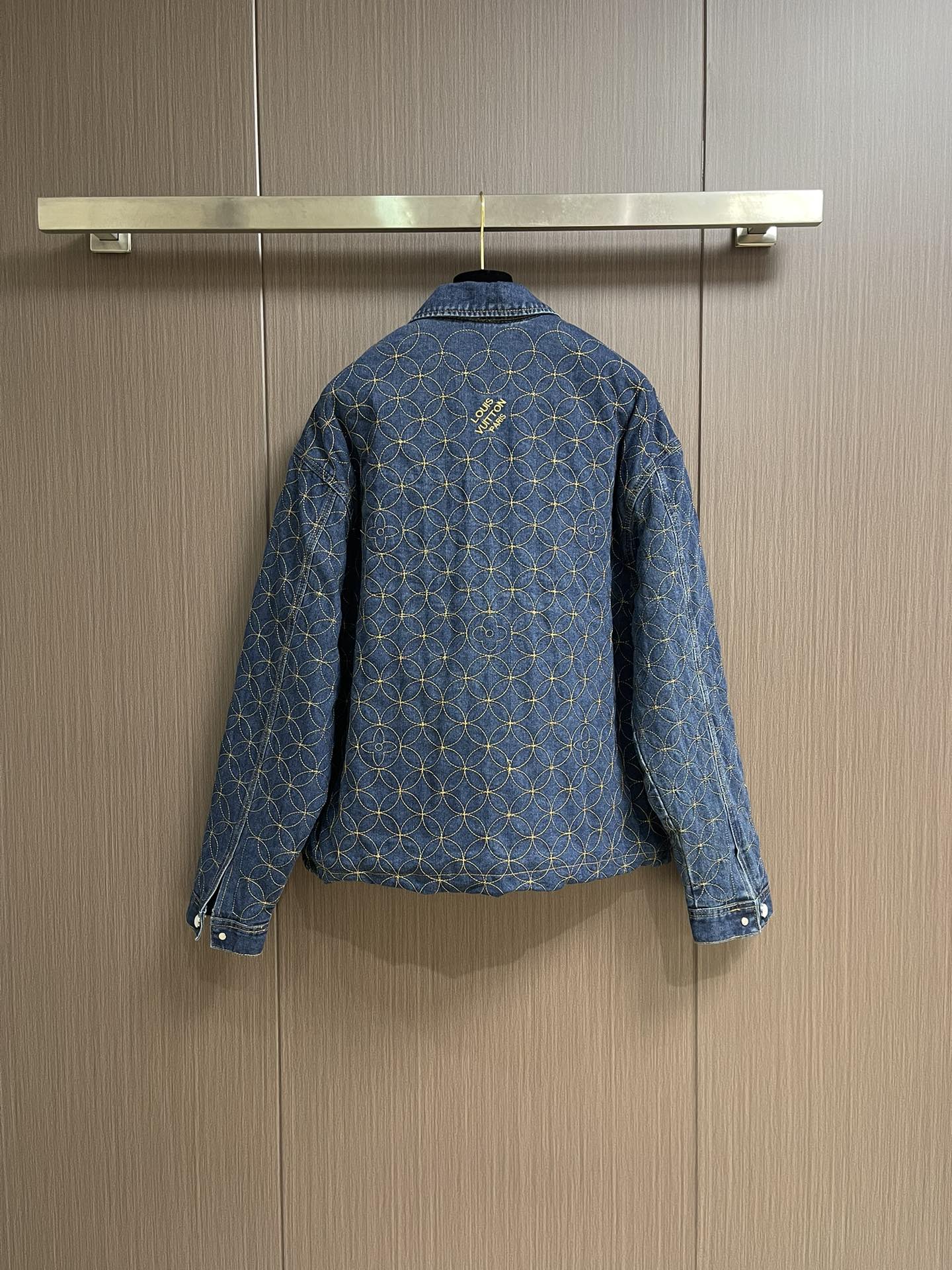 LV x NIGO 牛仔棉服夹克外套，出自Pharrell和Nigo在2025秋冬系列的合作之作，展现了