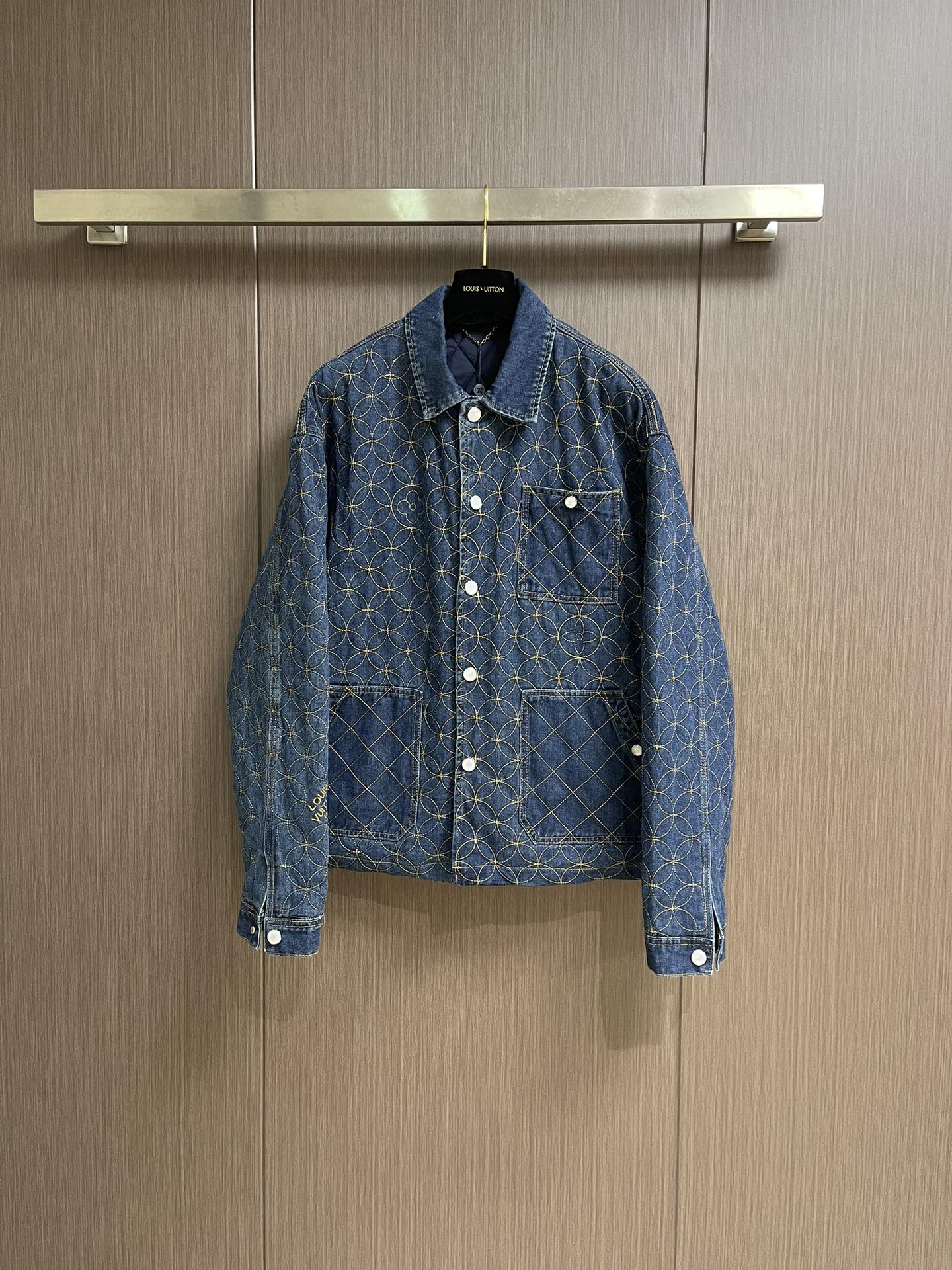 NO:531243,LV x NIGO denim cotton jacket jacket, from the collaboration between Pharrell and Nigo in the 2025 autumn and winter series, shows Louis Vuitton's superb skills. The cotton clothing is made with Dandy Monogram pattern, absorbs Nigo's Japanese tradition, and is seamlessly embroidered with contrasting tobacco yarn, and incorporates the Louis Vuitton logo. Pearl rivets add a fashionable finishing touch to this catwalk item. Size 46-52,,louis vuitton,louis vuitton,jackets & coats,jackets & coats,alexander wang19860909LV x NIGO 牛仔棉服夹克外套,出自Pharrell和Nigo在2025秋冬系列的合作之作,展现了Louis Vuitton的精湛技艺.棉服饰有Dandy Monogram图案,汲取了Nigo的日本传统,并以撞色烟草色纱线无缝刺绣,并融入Louis Vuitton标志.珍珠铆钉为这款T台单品增添了时尚的点睛之笔.尺码46-52,,louis vuitton,louis vuitton,jackets & coats,jackets & coats,alexander wang,Men's clothing