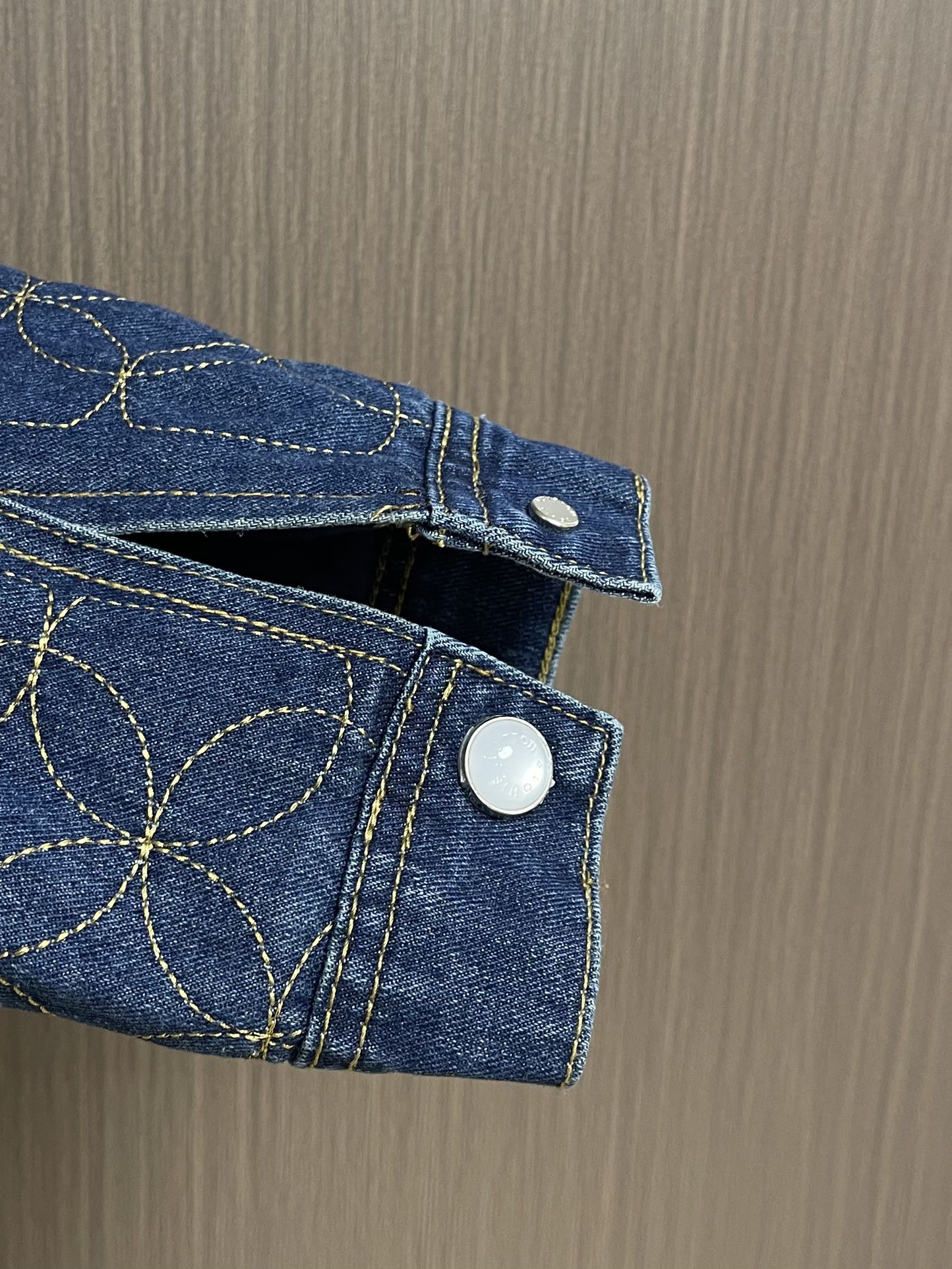 LV x NIGO 牛仔棉服夹克外套，出自Pharrell和Nigo在2025秋冬系列的合作之作，展现了