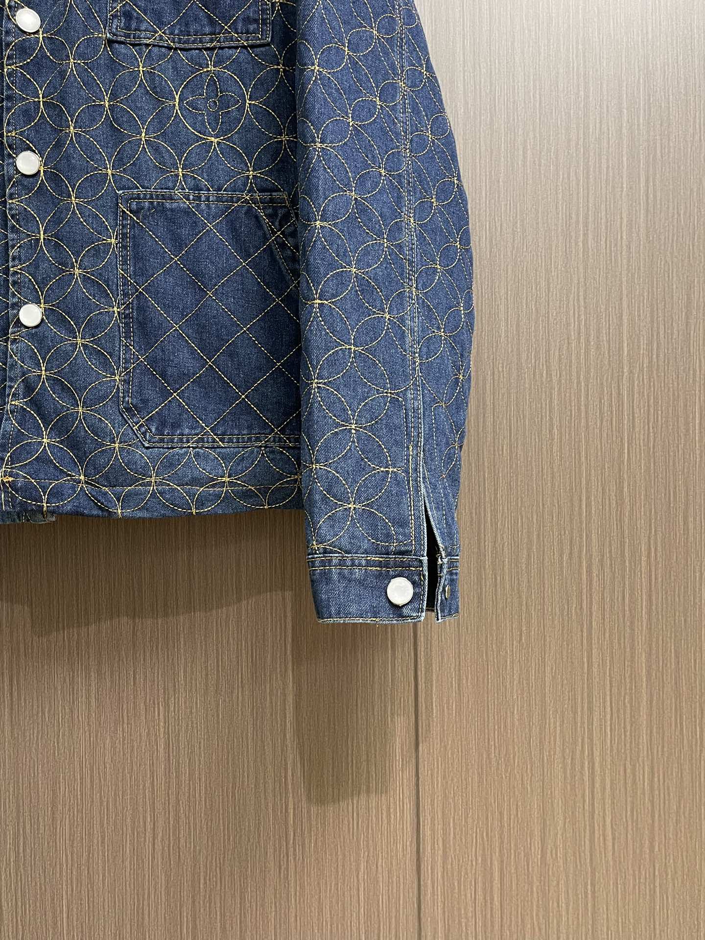 LV x NIGO 牛仔棉服夹克外套，出自Pharrell和Nigo在2025秋冬系列的合作之作，展现了