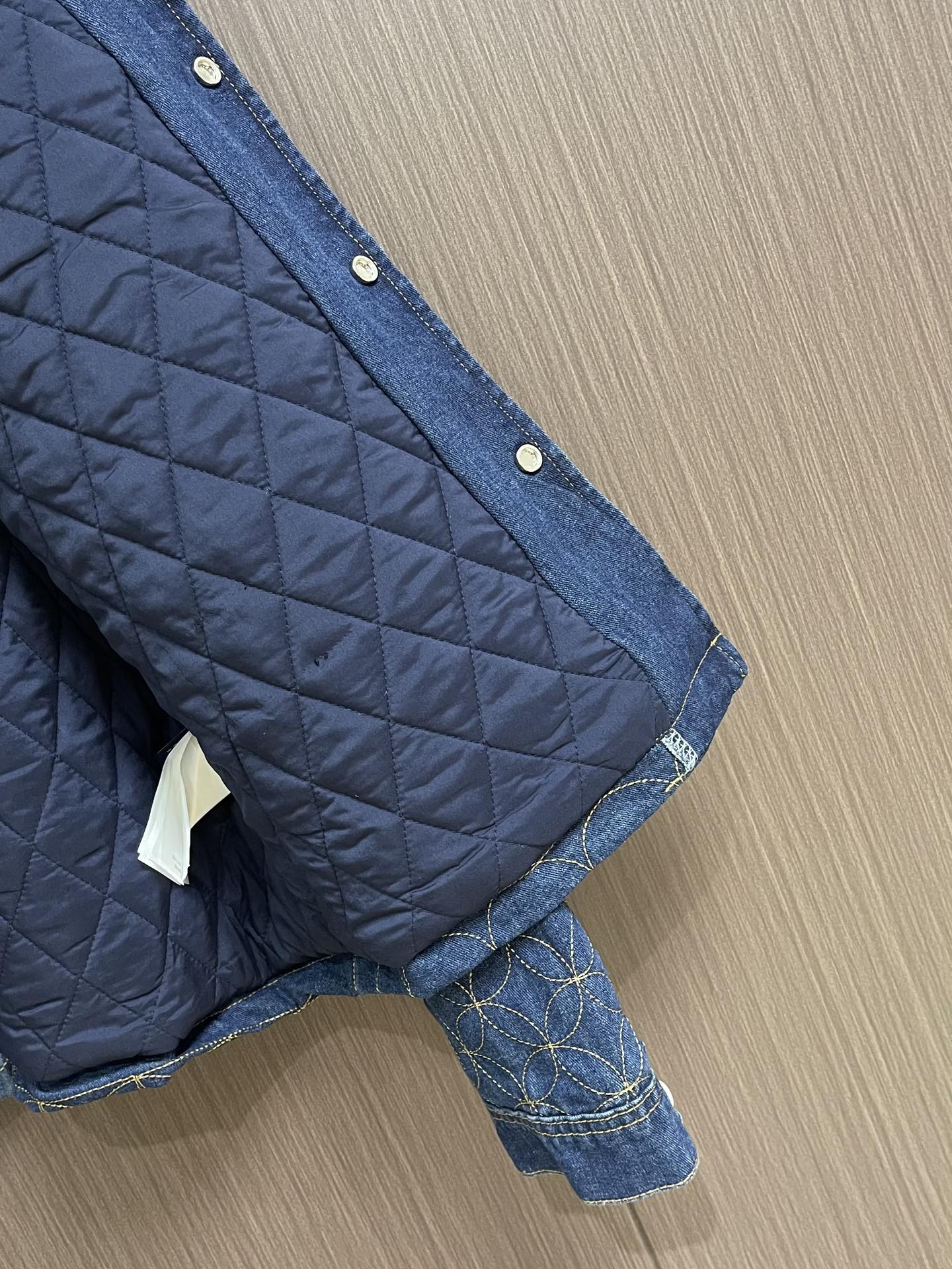 LV x NIGO 牛仔棉服夹克外套，出自Pharrell和Nigo在2025秋冬系列的合作之作，展现了