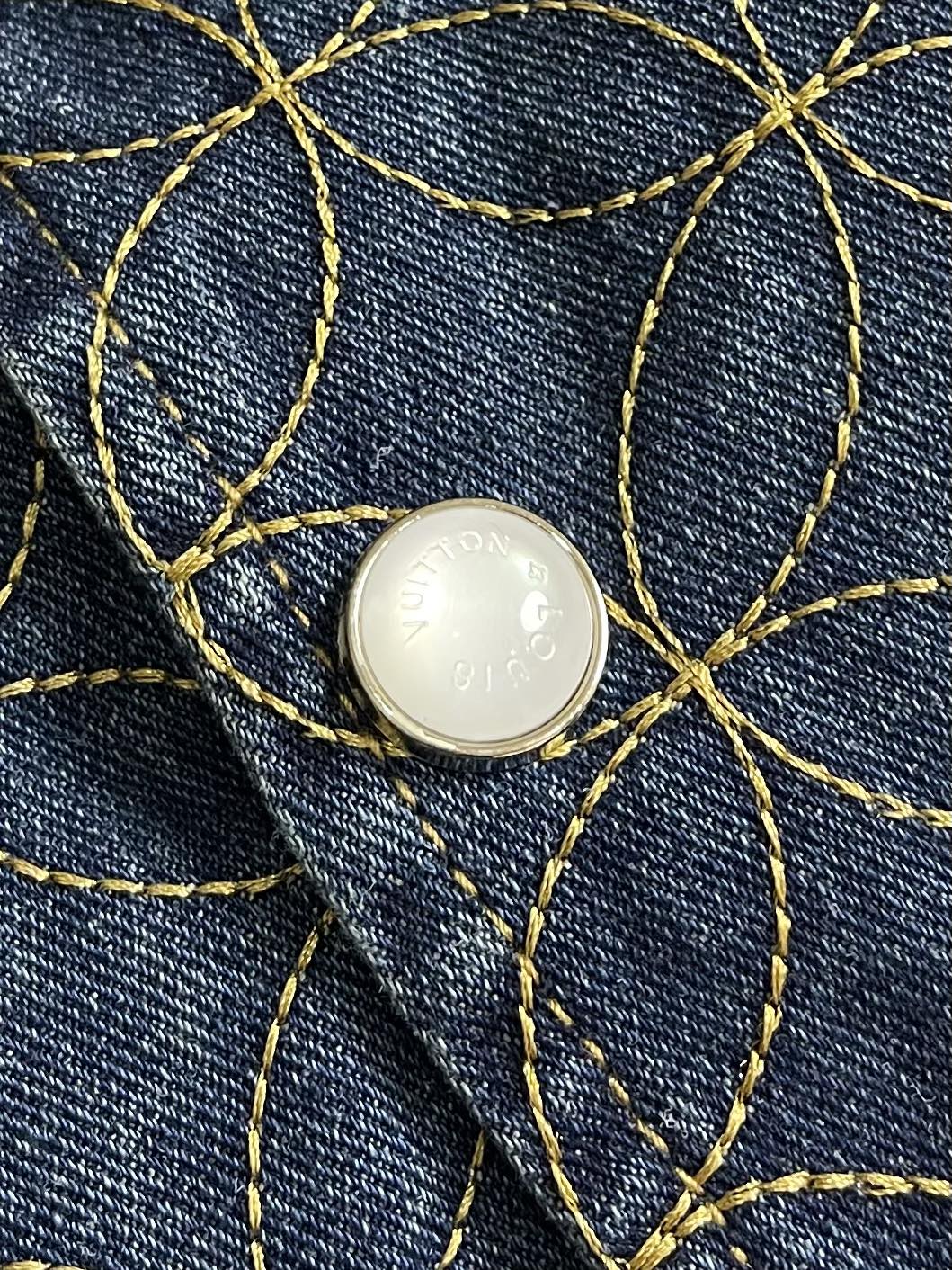 LV x NIGO 牛仔棉服夹克外套，出自Pharrell和Nigo在2025秋冬系列的合作之作，展现了