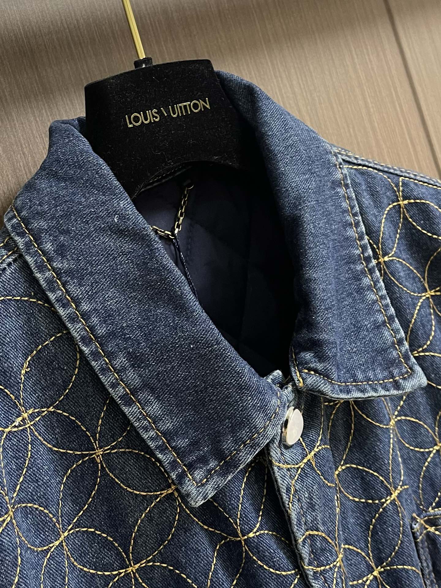 LV x NIGO 牛仔棉服夹克外套，出自Pharrell和Nigo在2025秋冬系列的合作之作，展现了