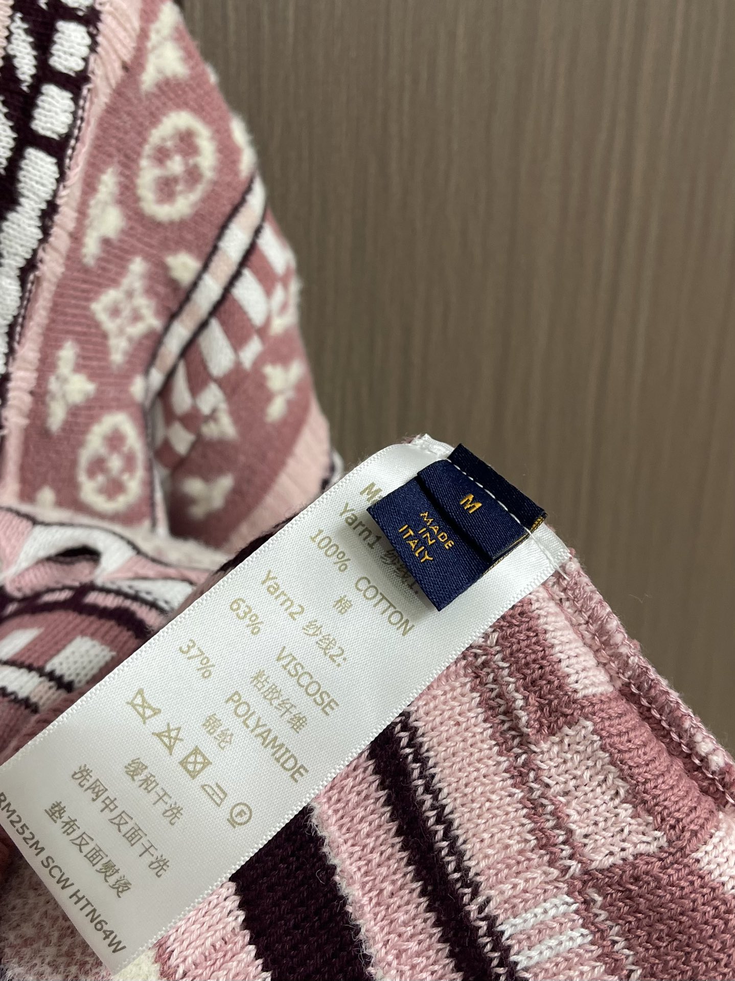 LV x Nigo联名款Monogram花㚏提花重工半拉链立领毛衣，Nigo系列Monogram花㚏提花