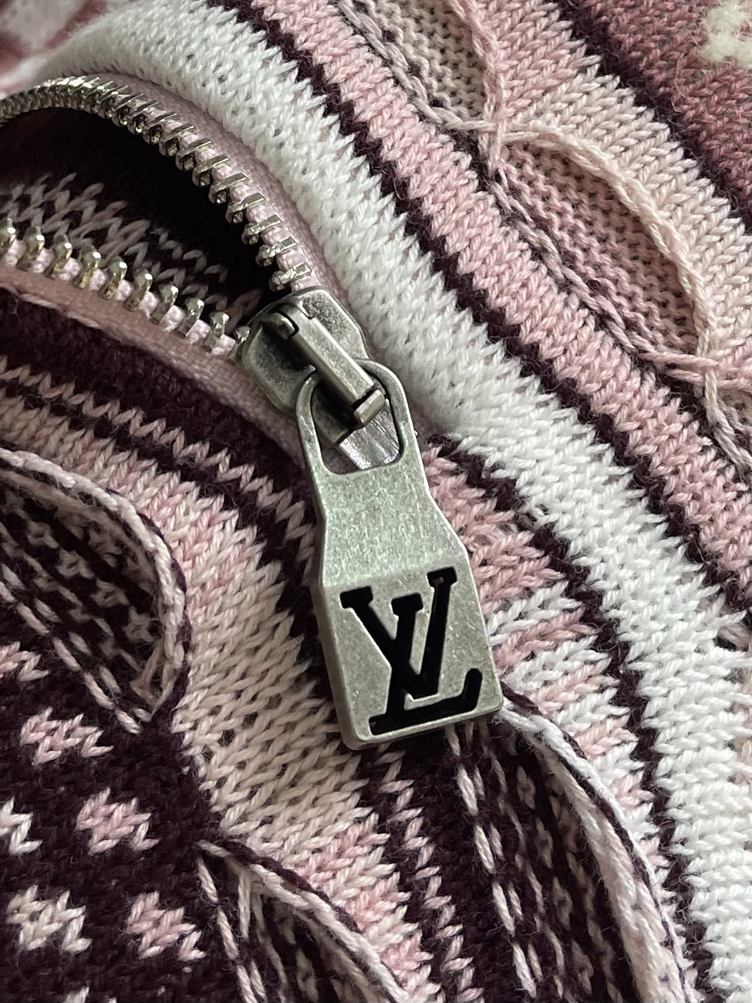 LV x Nigo联名款Monogram花㚏提花重工半拉链立领毛衣，Nigo系列Monogram花㚏提花