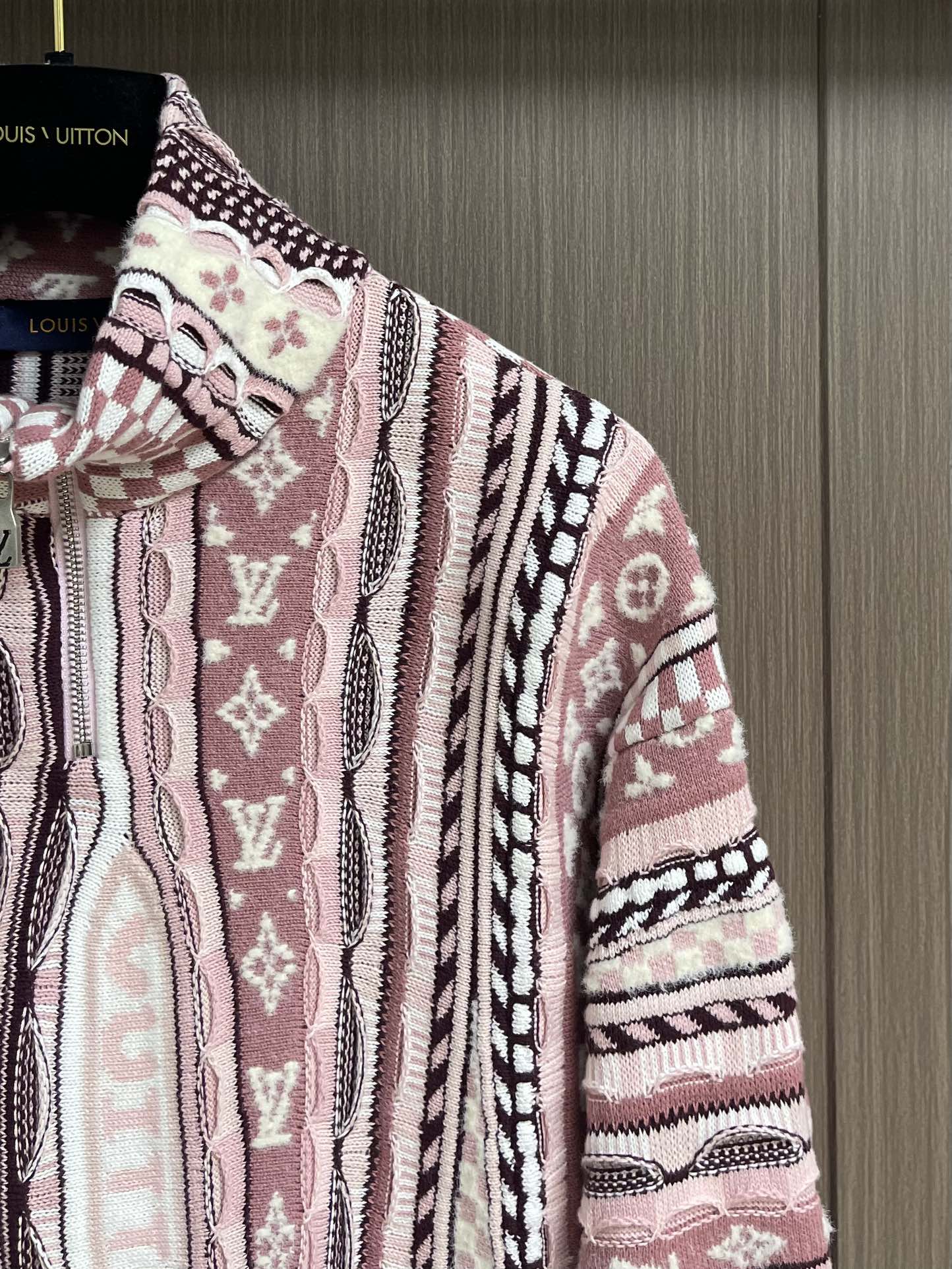 LV x Nigo联名款Monogram花㚏提花重工半拉链立领毛衣，Nigo系列Monogram花㚏提花