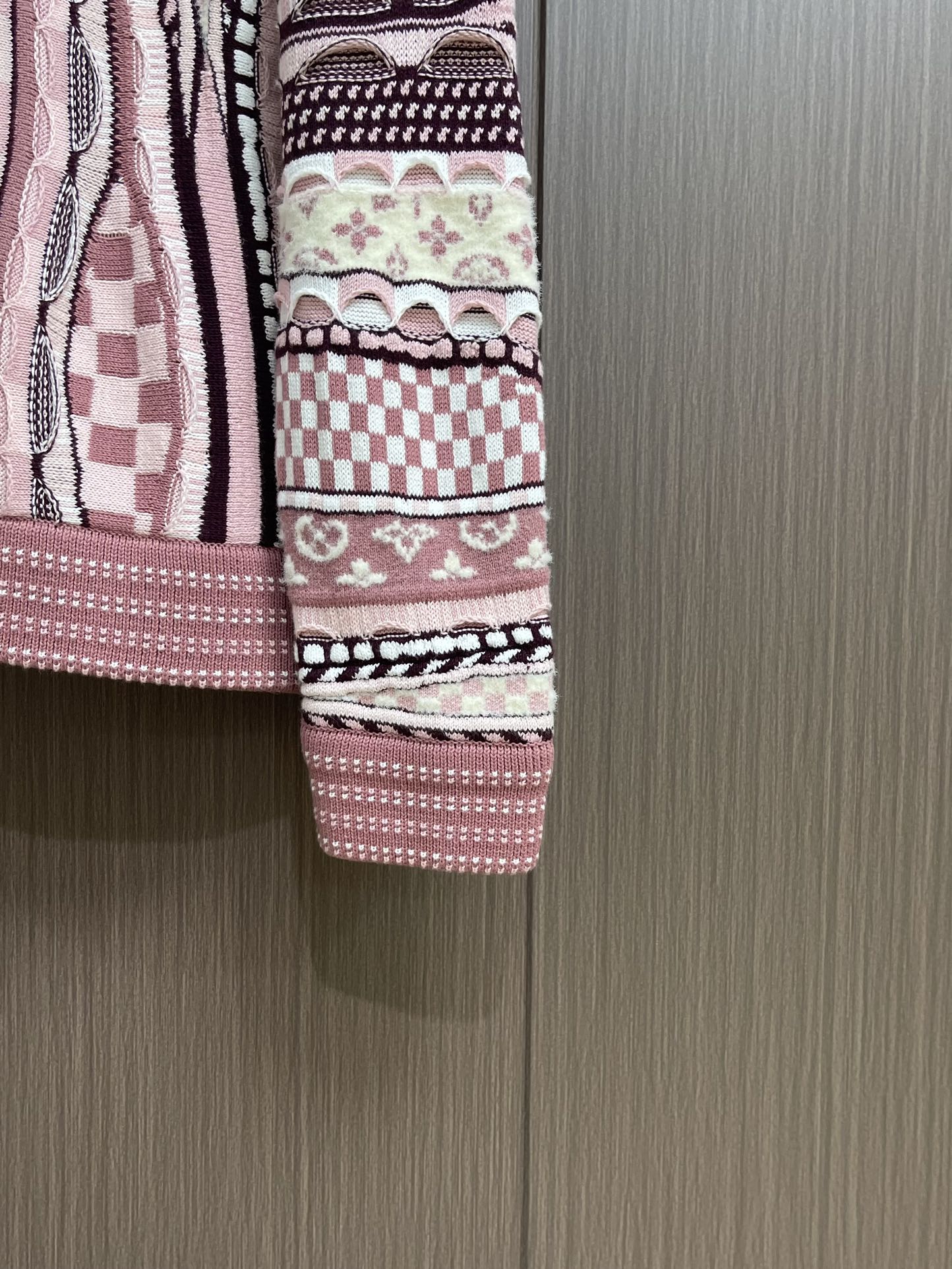 LV x Nigo联名款Monogram花㚏提花重工半拉链立领毛衣，Nigo系列Monogram花㚏提花