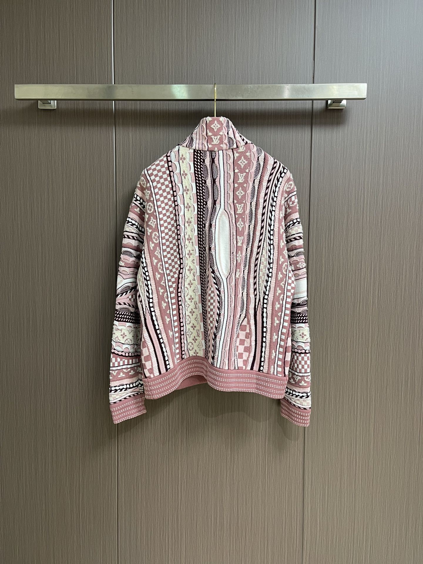 LV x Nigo联名款Monogram花㚏提花重工半拉链立领毛衣，Nigo系列Monogram花㚏提花