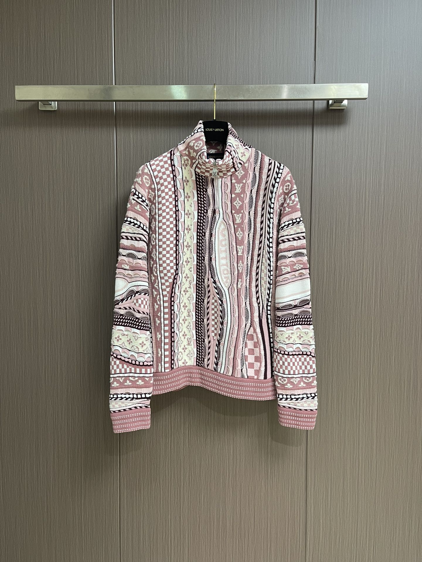 NO:530126,LV x Nigo co-branded Monogram jacquard heavy industry semi-zipper stand-alone sweater, Nigo series Monogram jacquard heavy industry semi-zipper stand-alone sweater. Heavy industry positioning three-dimensional contrasting color inlay craftsmanship runs through the fashionable and high-end sense!  Swiss woven positioning inlay craftsmanship, high-end pink color matching, sporty style for men and women!  The classic wide version is fashionable and high-end!  The overall wiring is straight and delicate, the fabric is comfortable and soft, the color is consistent and there is no color difference. It can be matched with the same style to create a fashionable look, control various occasions, customize auxiliary materials, complete three standards, the same style for men and women!  Size S-XL, louis vuitton,sweaters,alexander wang19860909LV x Nigo联名款Monogram花提花重工半拉链立领毛衣,Nigo系列Monogram花提花重工半拉链立领毛衣.重工定位立体撞色嵌花工艺贯穿时髦高级感！瑞士机织定位嵌花工艺,高级粉嫩配色 运动气息男女同款！经典宽版版型时髦又高级！整体走线平直细腻,面料舒适柔软,颜色一致无色差 能与同款搭配营造时尚造型,驾驭各种场合,定制辅料,三标齐全,男女同款！尺码S-XL,,louis vuitton,sweaters,alexander wang,Men's clothing