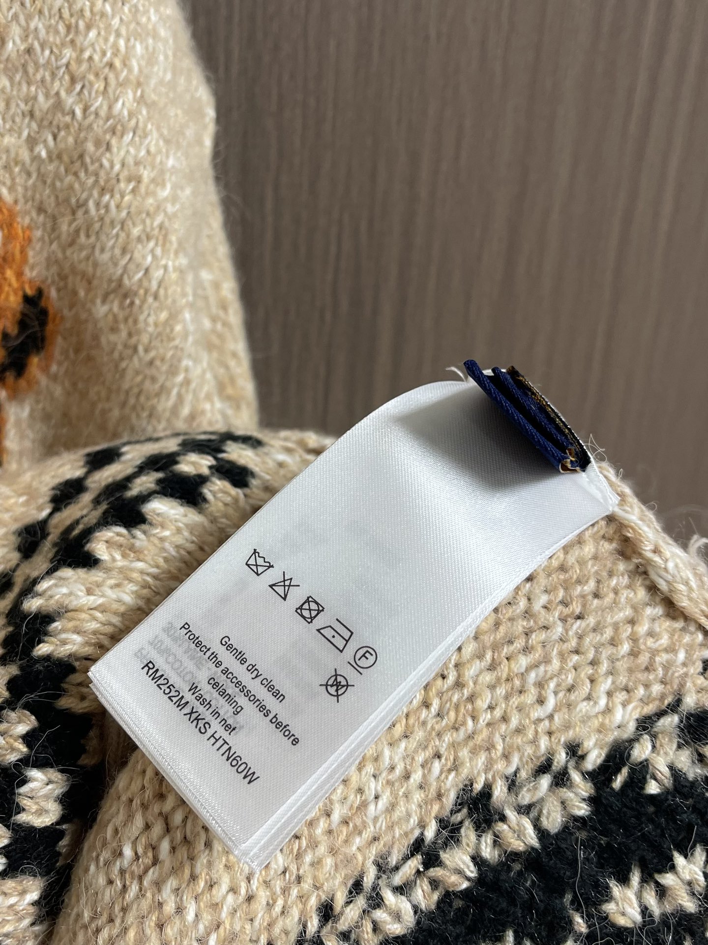 LV x Nigo 联名款 FW25 拉链长袖印花针织毛衣，本款针织束腰夹克出自 Pharrell Wi