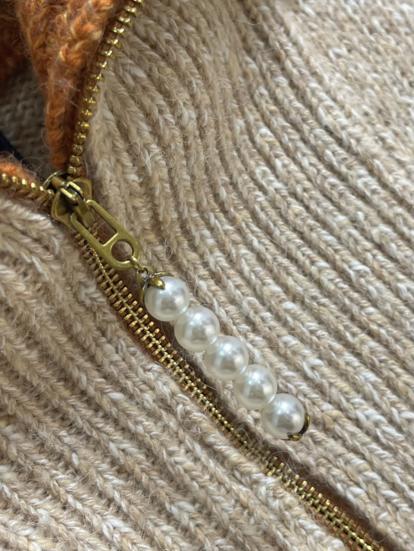 LV x Nigo 联名款 FW25 拉链长袖印花针织毛衣，本款针织束腰夹克出自 Pharrell Wi