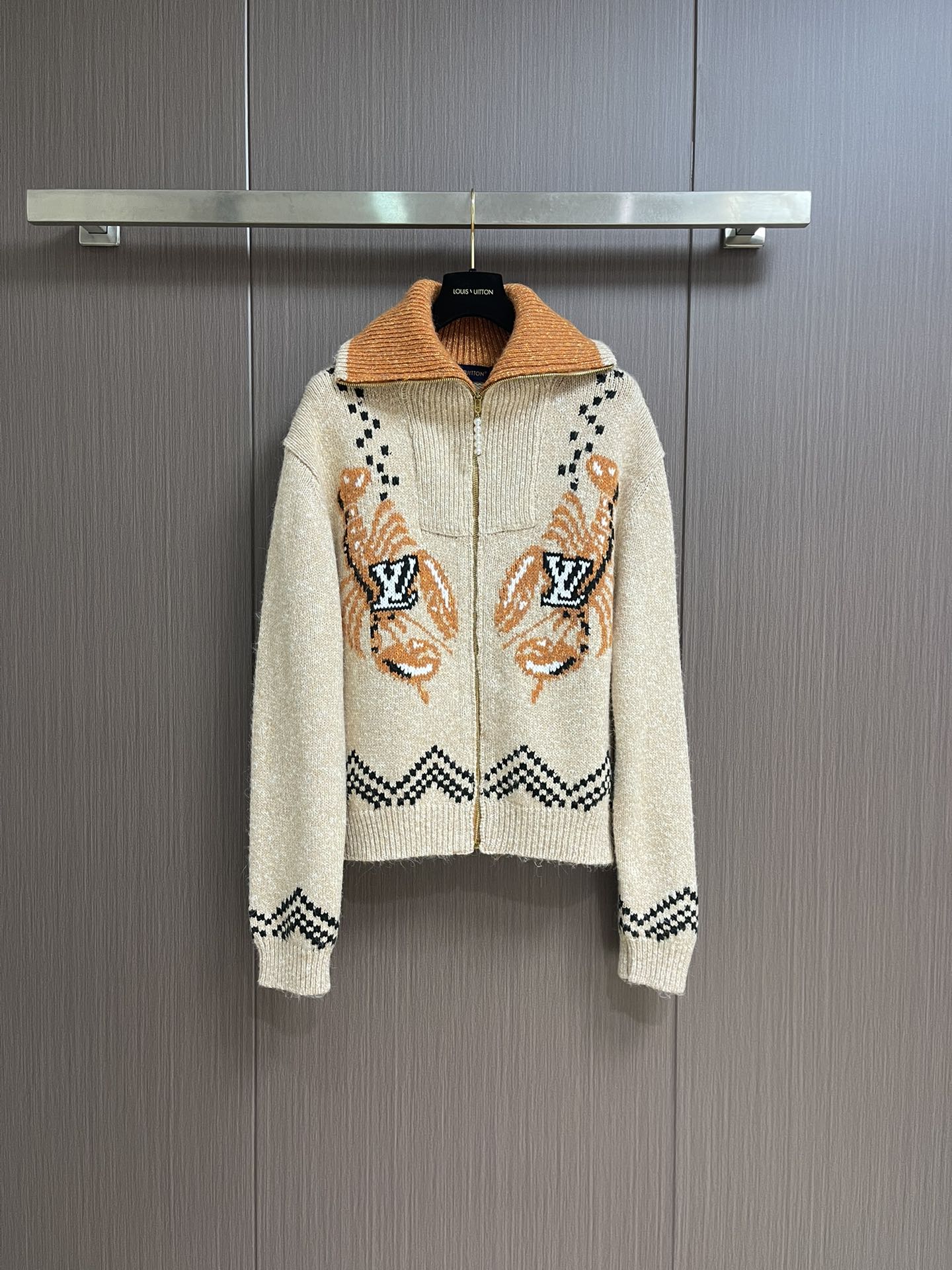 NO:530123,LV x Nigo co-branded FW25 zippered long-sleeved printed knitted sweater, this knitted waist jacket is from the 2025 autumn and winter series jointly developed by Pharrell Williams and Nigo. It greets the latter's Japanese heritage with a lively inlay pattern. The front embroidered LV logo lobster is decorated with cherry blossoms and Japanese handwriting logos at the back, and the beaded zipper head adds an elegant atmosphere to the warm design. Size S-XL,,louis vuitton,jackets & coats,sweaters,alexander wang19860909LV x Nigo 联名款 FW25 拉链长袖印花针织毛衣,本款针织束腰夹克出自 Pharrell Williams 和 Nigo 携手合作的 2025 秋冬系列,以灵动嵌花图案致意后者的日本传承.正面刺绣 LV 标识龙虾,后部饰以樱花和日式手写体标识,珠饰拉链头为舒暖设计增添雅致气息.尺码S-XL,,louis vuitton,jackets & coats,sweaters,alexander wang,Men's clothing