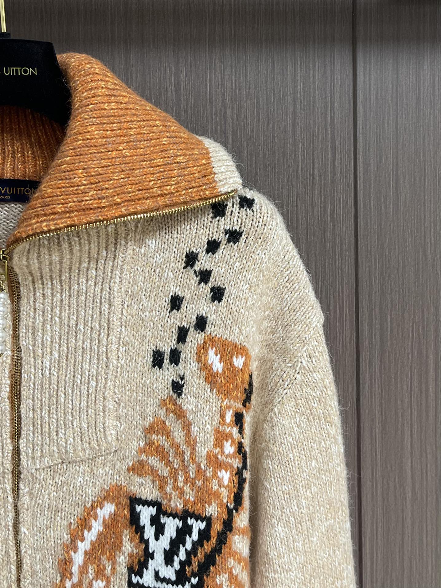 LV x Nigo 联名款 FW25 拉链长袖印花针织毛衣，本款针织束腰夹克出自 Pharrell Wi