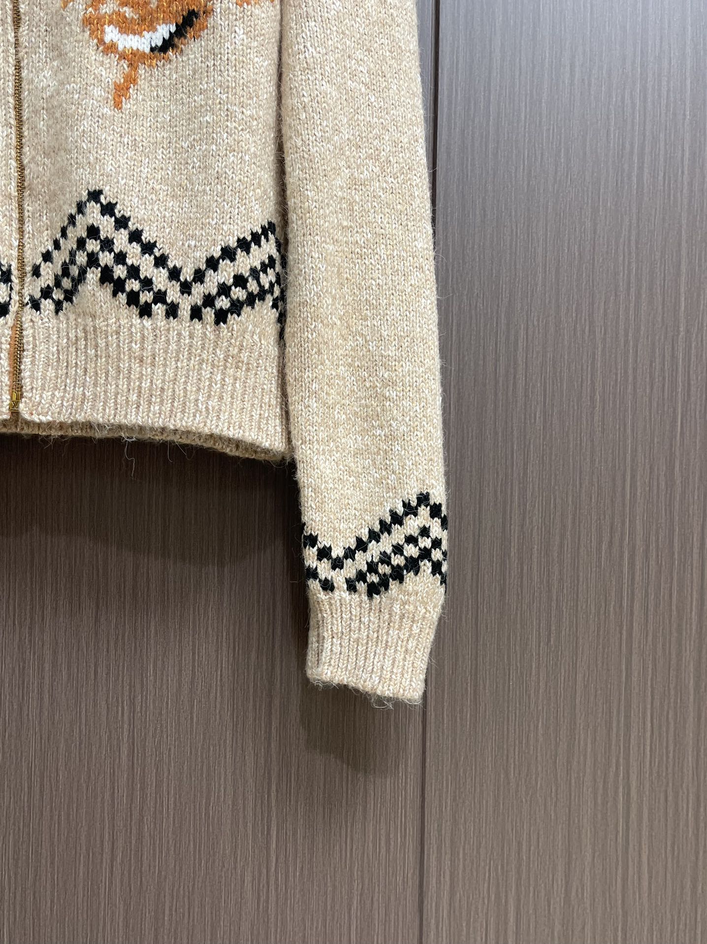 LV x Nigo 联名款 FW25 拉链长袖印花针织毛衣，本款针织束腰夹克出自 Pharrell Wi