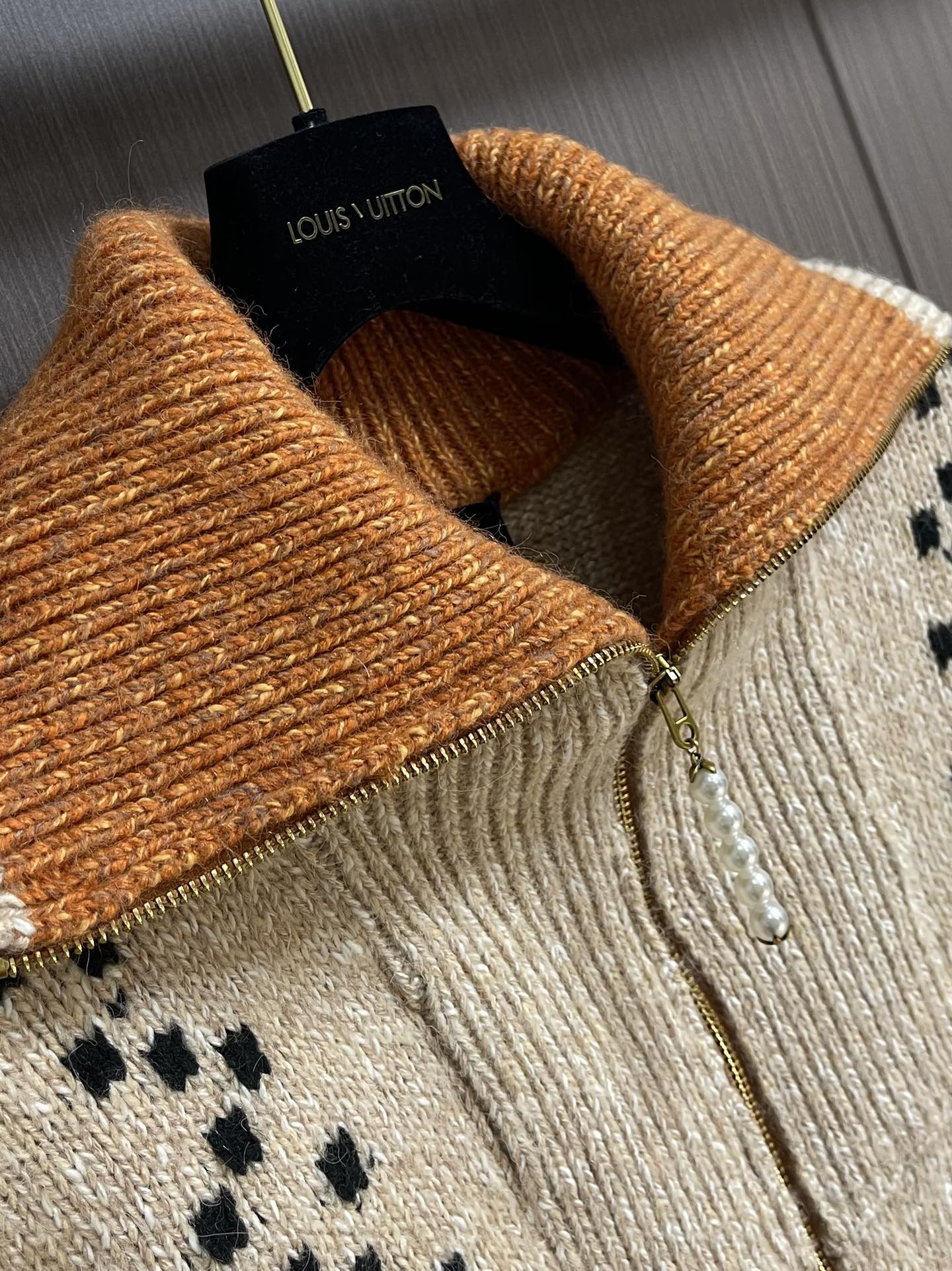 LV x Nigo 联名款 FW25 拉链长袖印花针织毛衣，本款针织束腰夹克出自 Pharrell Wi