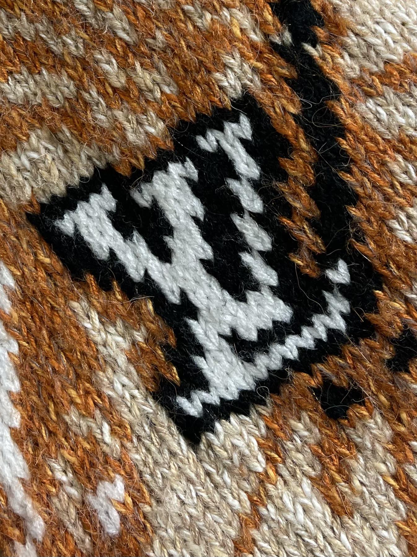 LV x Nigo 联名款 FW25 拉链长袖印花针织毛衣，本款针织束腰夹克出自 Pharrell Wi