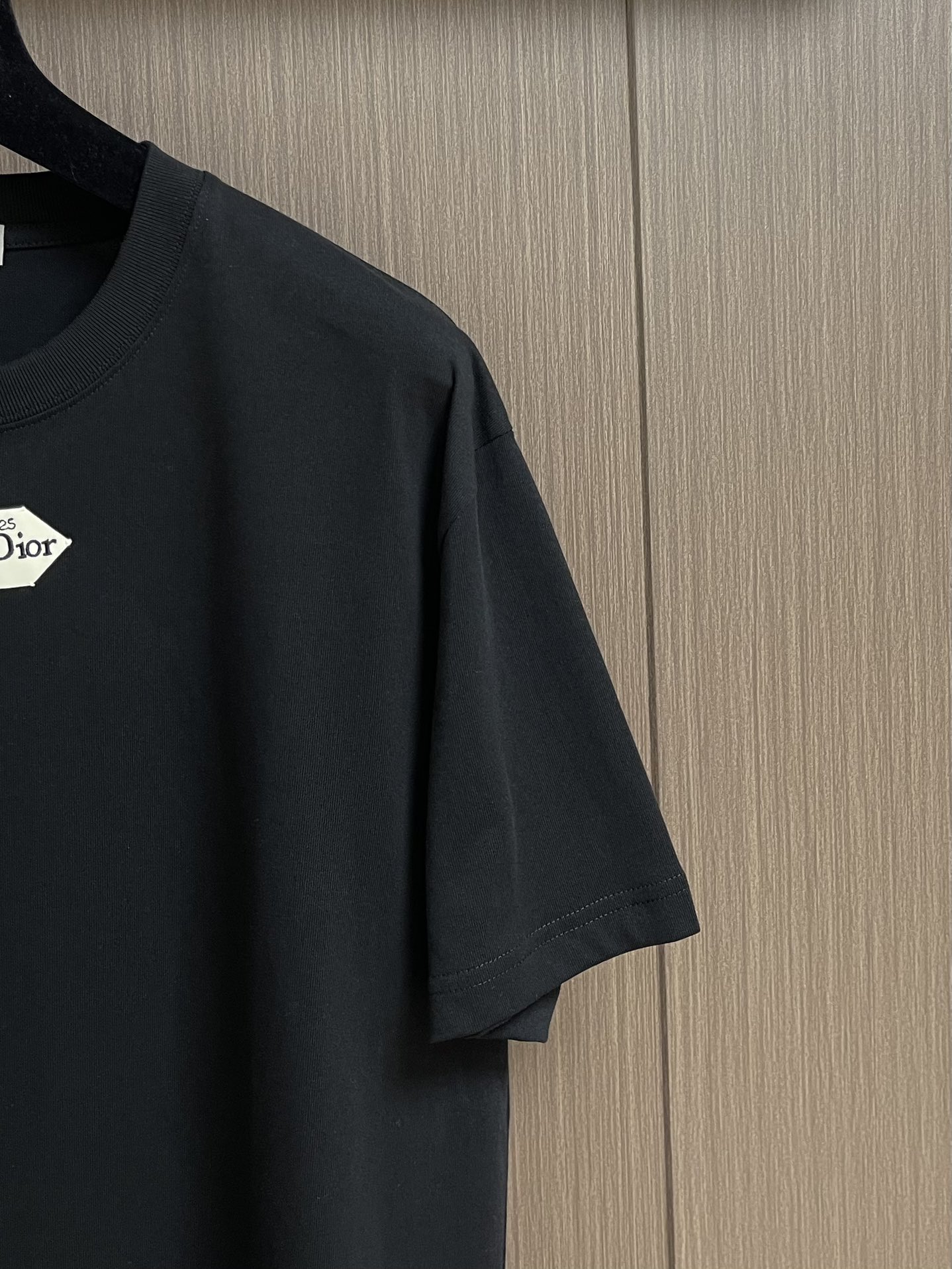 Dior 小标签圆领短袖T恤，棉质平纹针织面料、胸前饰以小标签、罗纹圆领和袖口、常规版型设计、全套辅料，