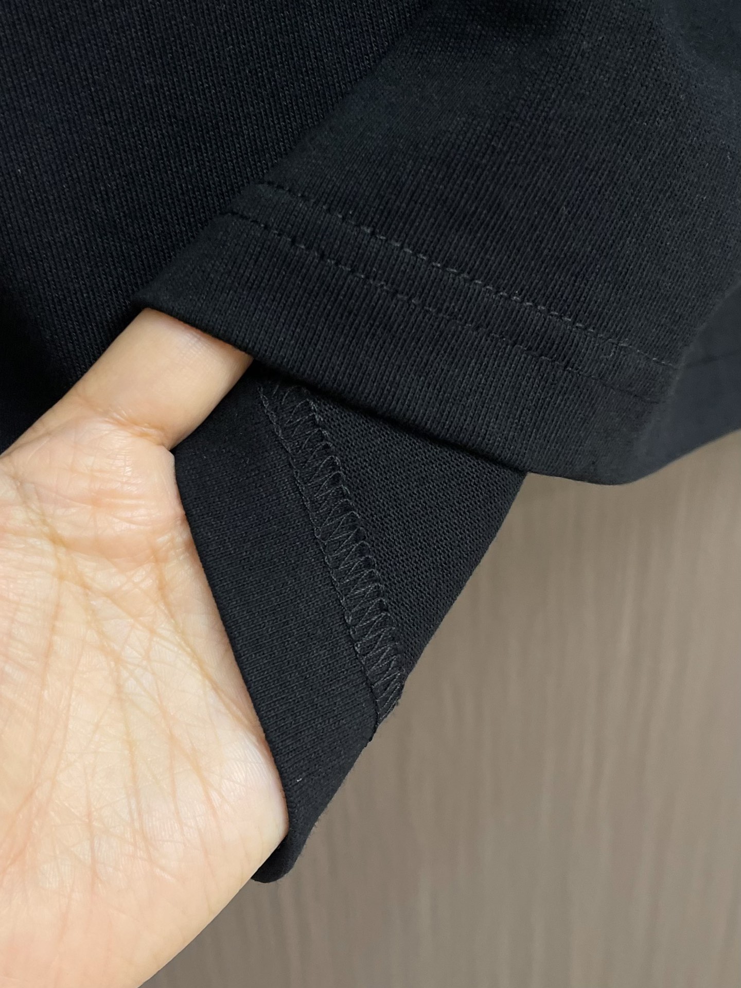 Dior 小标签圆领短袖T恤，棉质平纹针织面料、胸前饰以小标签、罗纹圆领和袖口、常规版型设计、全套辅料，