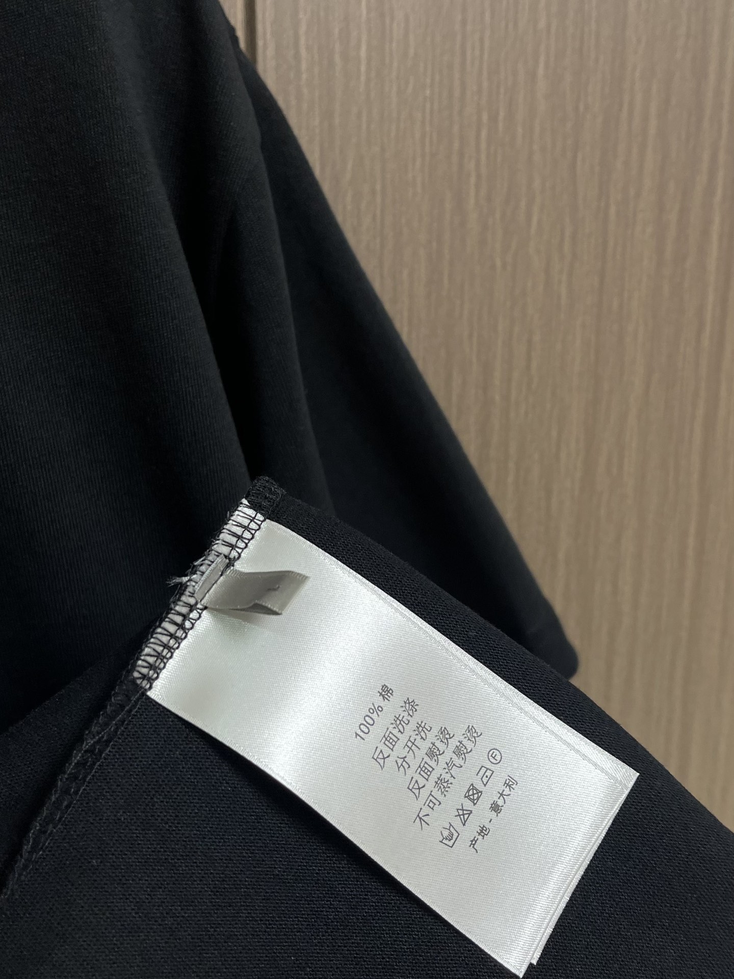 Dior 小标签圆领短袖T恤，棉质平纹针织面料、胸前饰以小标签、罗纹圆领和袖口、常规版型设计、全套辅料，