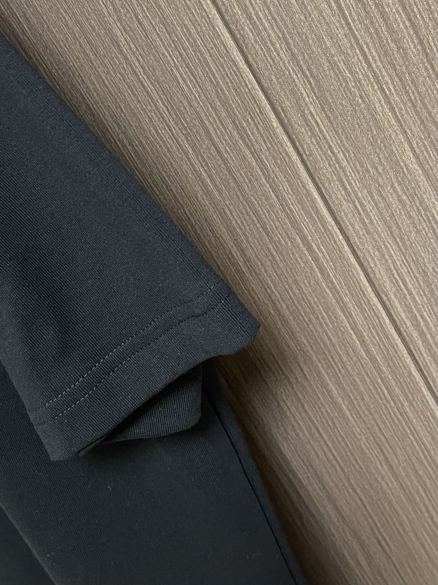 Dior 小标签圆领短袖T恤，棉质平纹针织面料、胸前饰以小标签、罗纹圆领和袖口、常规版型设计、全套辅料，