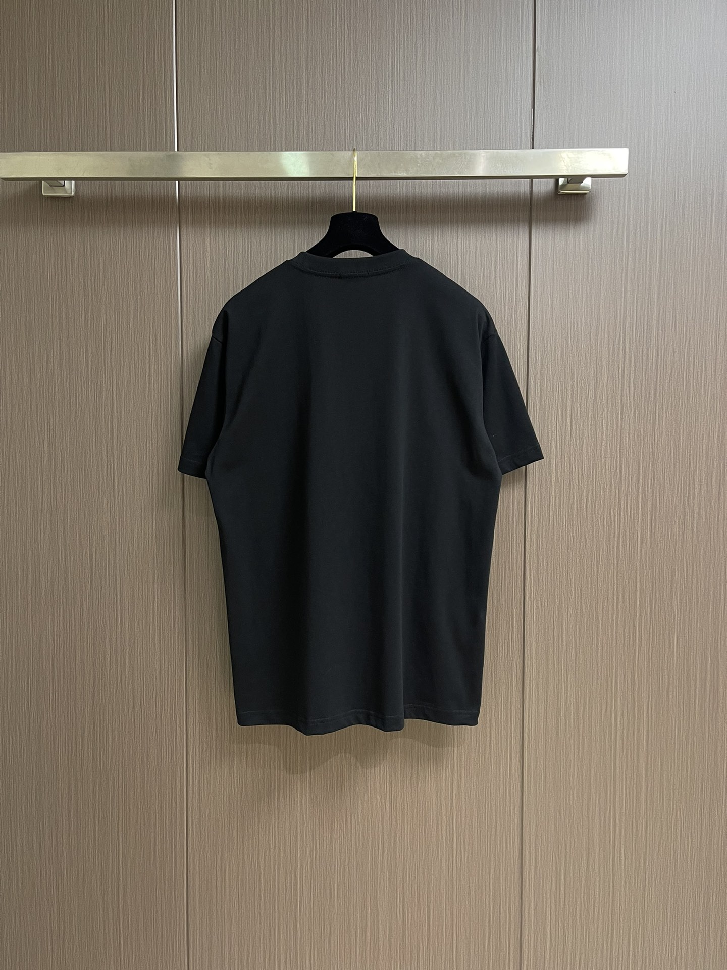 Dior 小标签圆领短袖T恤，棉质平纹针织面料、胸前饰以小标签、罗纹圆领和袖口、常规版型设计、全套辅料，