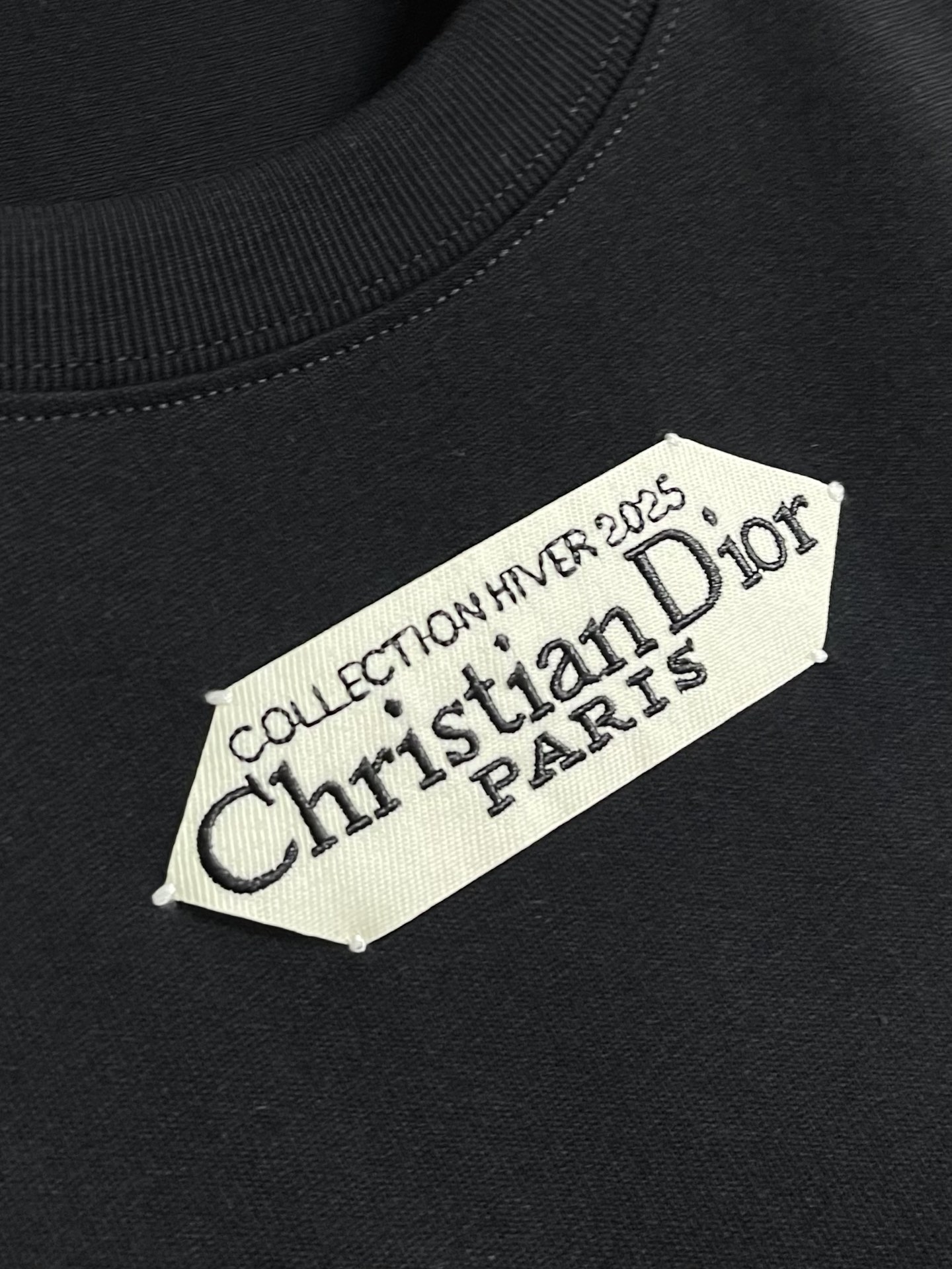 Dior 小标签圆领短袖T恤，棉质平纹针织面料、胸前饰以小标签、罗纹圆领和袖口、常规版型设计、全套辅料，