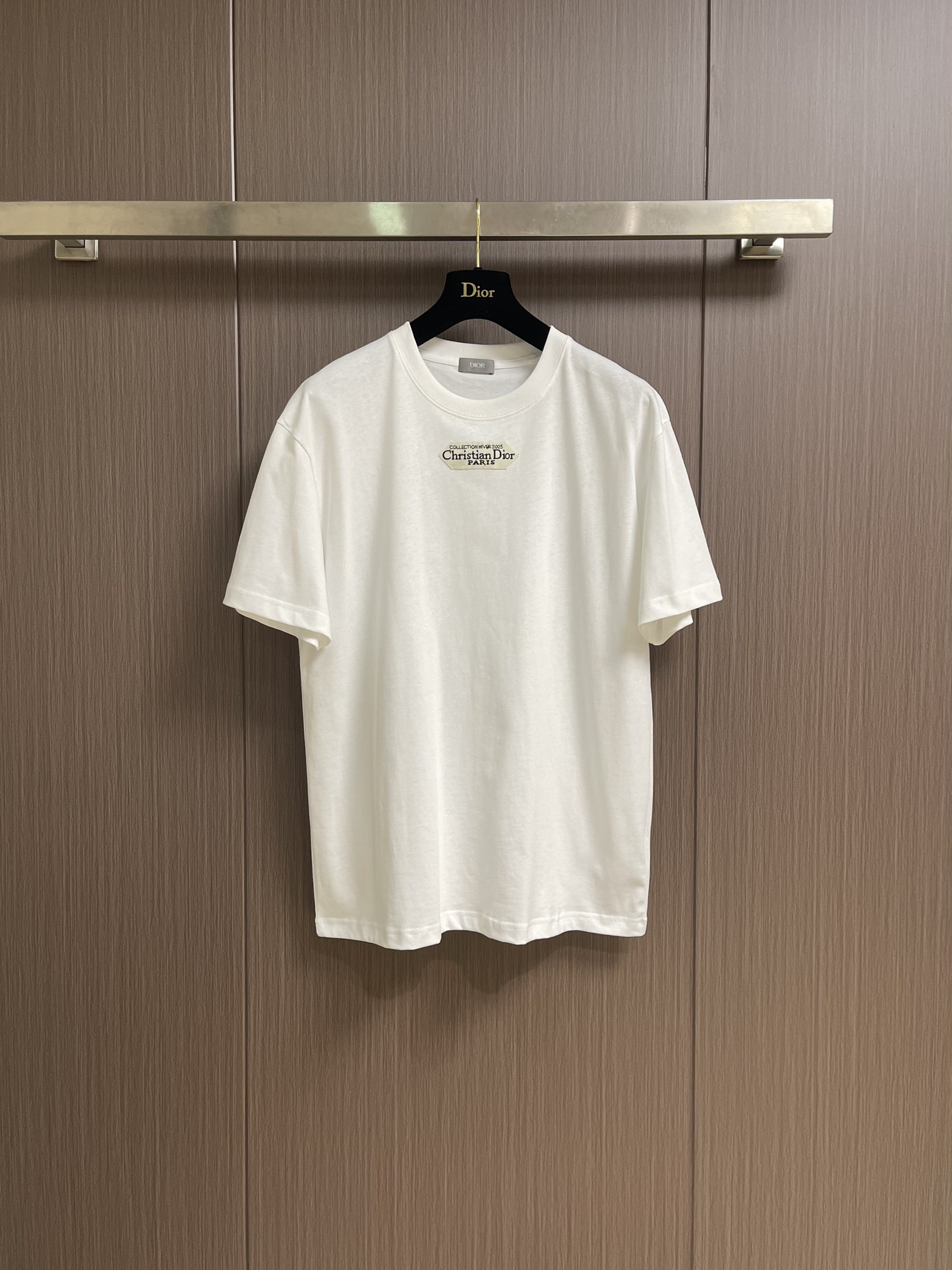 Dior 小标签圆领短袖T恤，棉质平纹针织面料、胸前饰以小标签、罗纹圆领和袖口、常规版型设计、全套辅料，