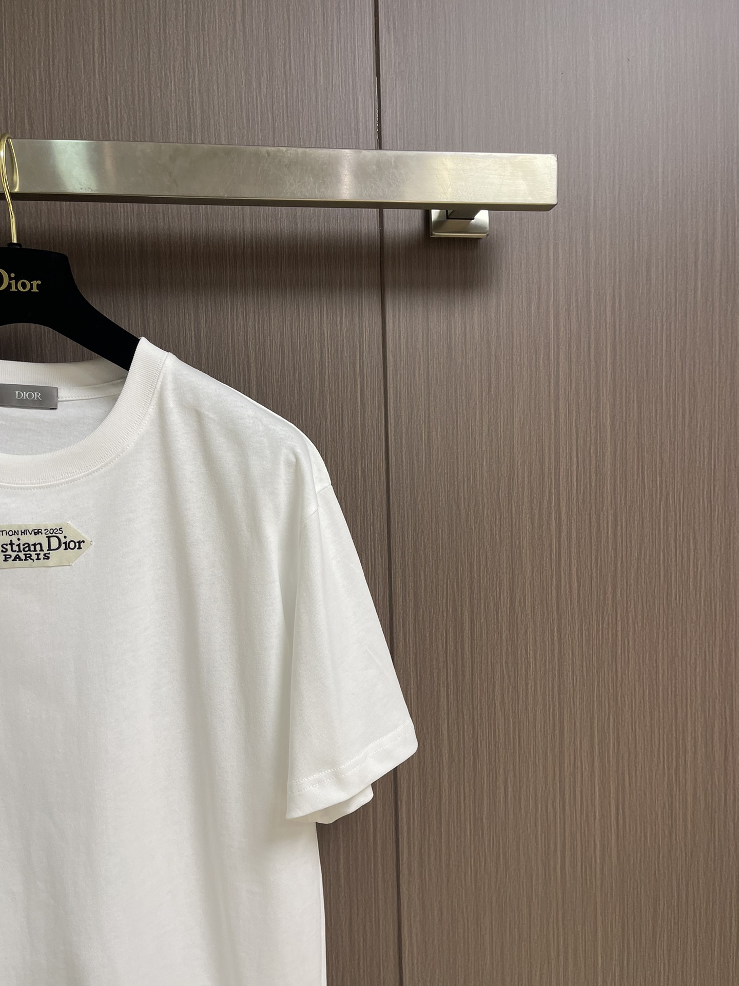 Dior 小标签圆领短袖T恤，棉质平纹针织面料、胸前饰以小标签、罗纹圆领和袖口、常规版型设计、全套辅料，