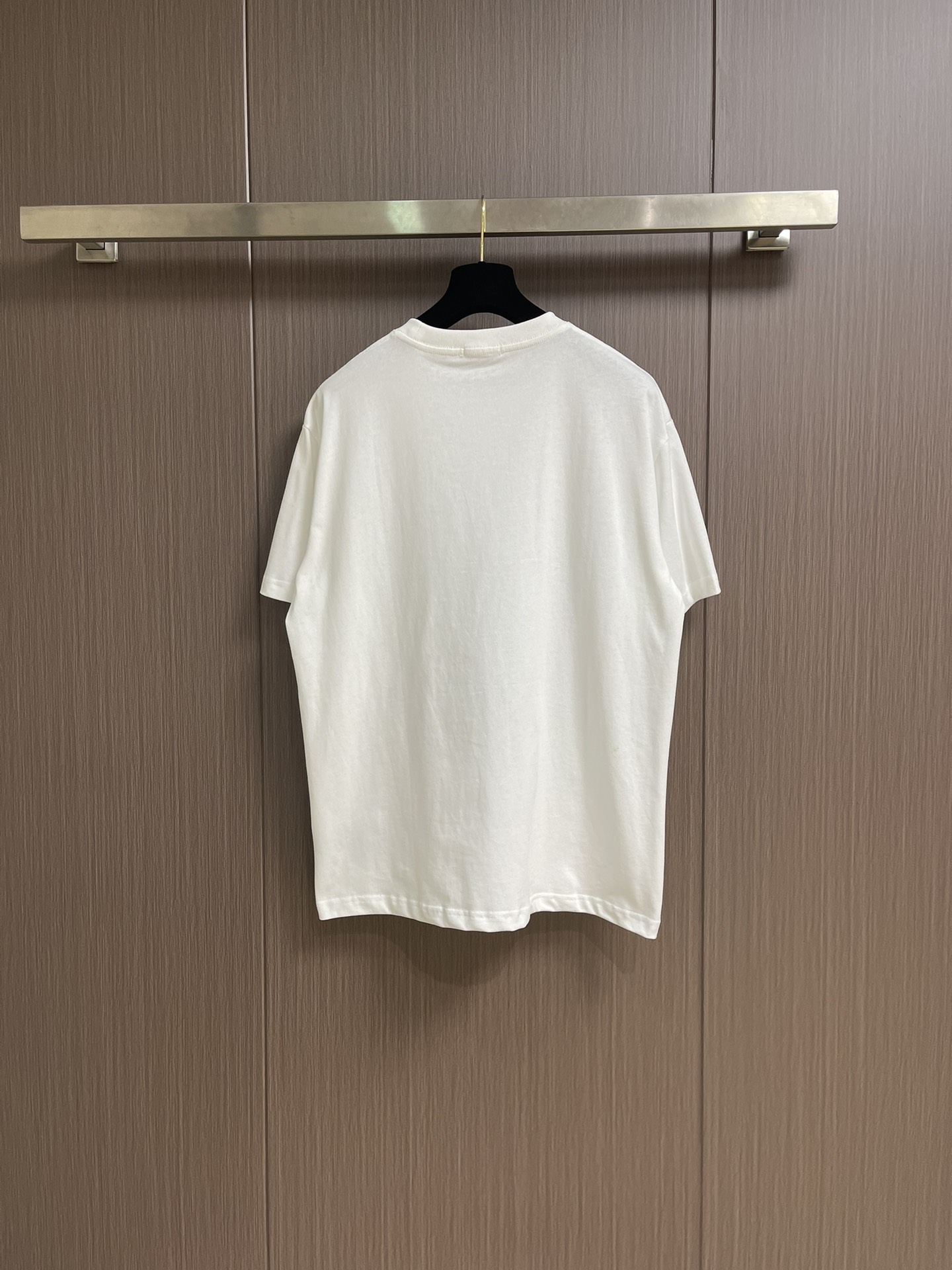 Dior 小标签圆领短袖T恤，棉质平纹针织面料、胸前饰以小标签、罗纹圆领和袖口、常规版型设计、全套辅料，