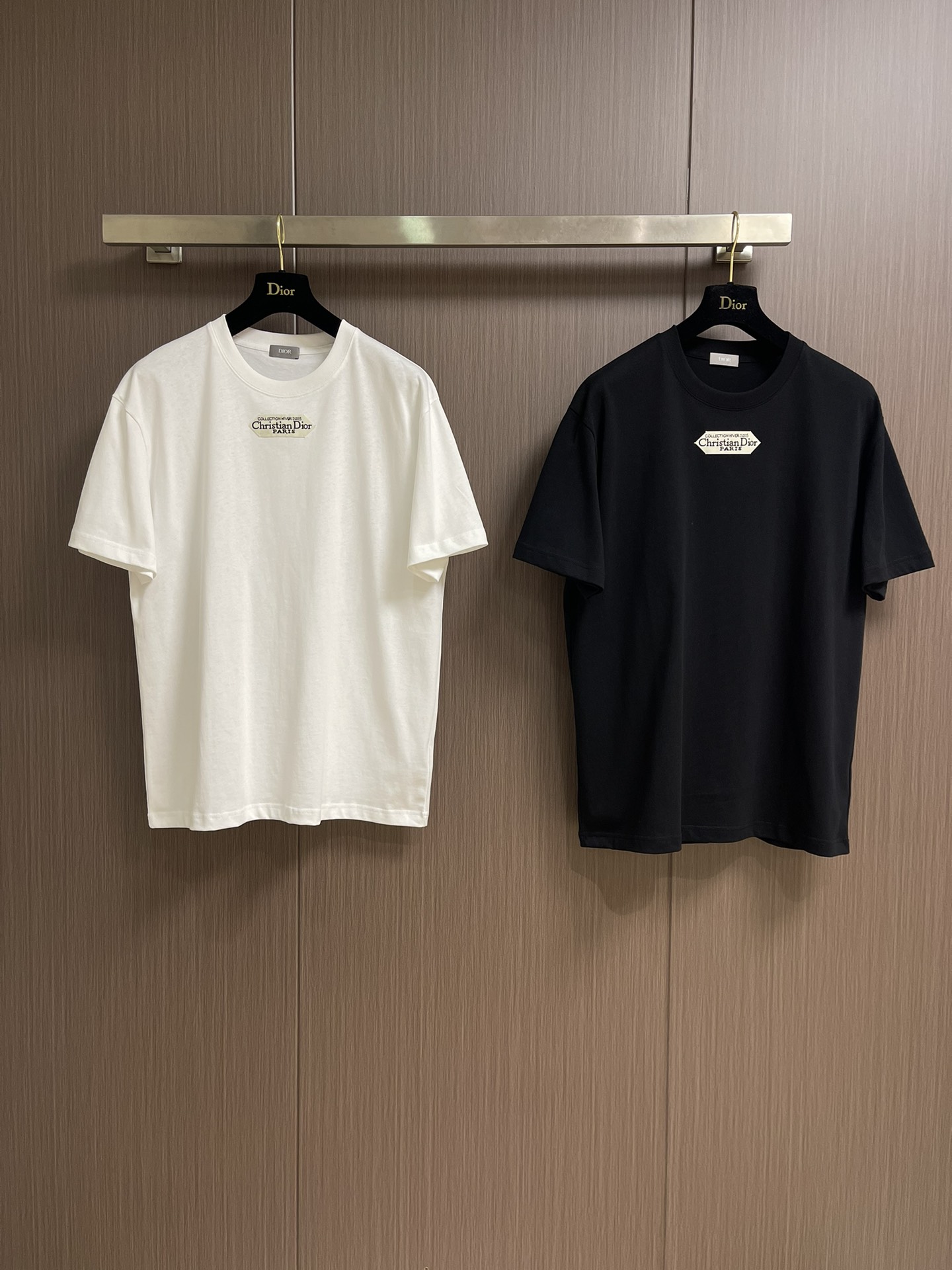 Dior 小标签圆领短袖T恤，棉质平纹针织面料、胸前饰以小标签、罗纹圆领和袖口、常规版型设计、全套辅料，
