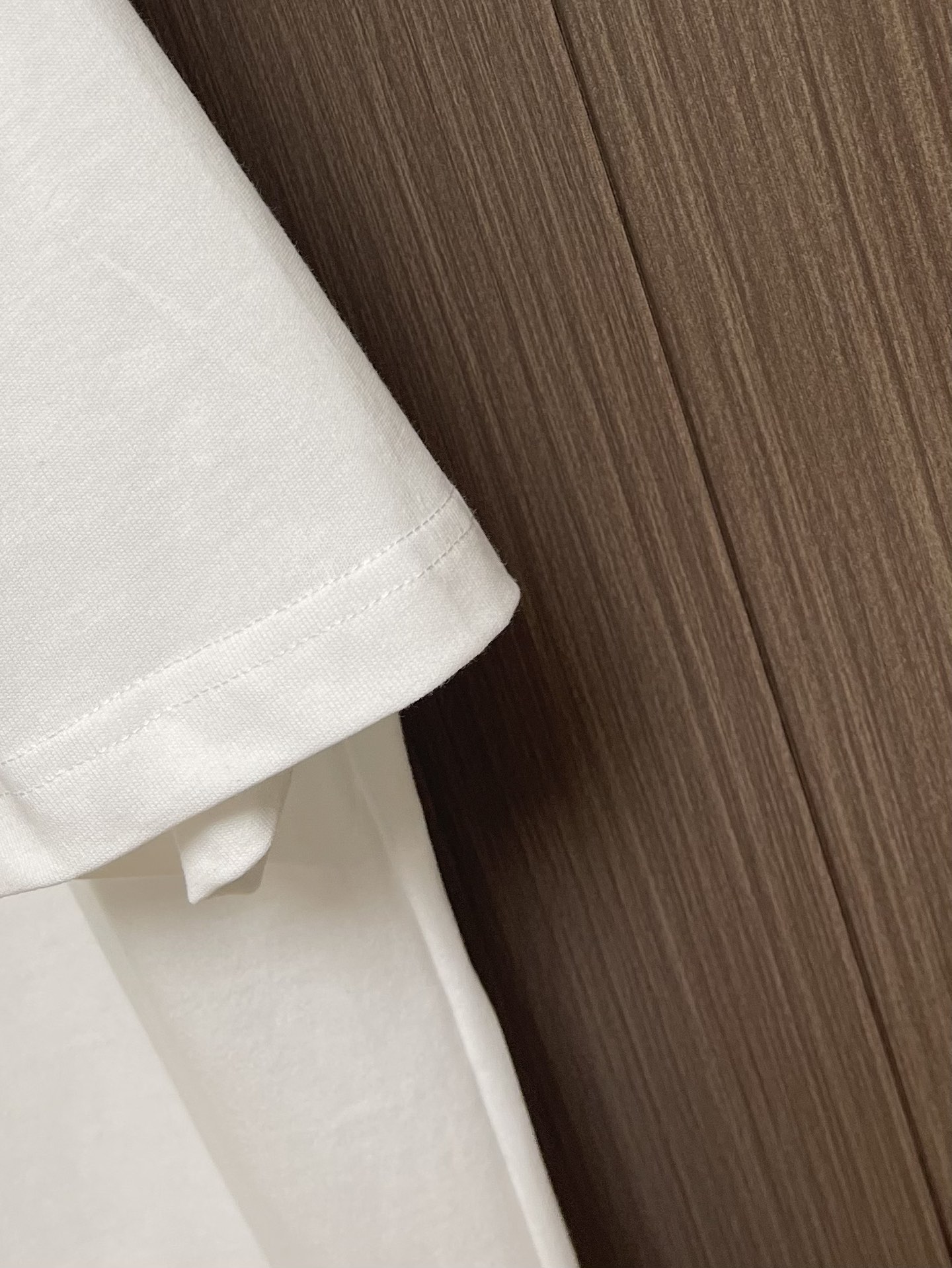 Dior 小标签圆领短袖T恤，棉质平纹针织面料、胸前饰以小标签、罗纹圆领和袖口、常规版型设计、全套辅料，