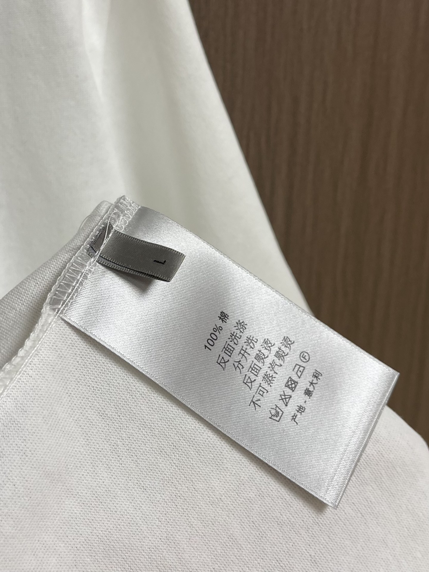 Dior 小标签圆领短袖T恤，棉质平纹针织面料、胸前饰以小标签、罗纹圆领和袖口、常规版型设计、全套辅料，