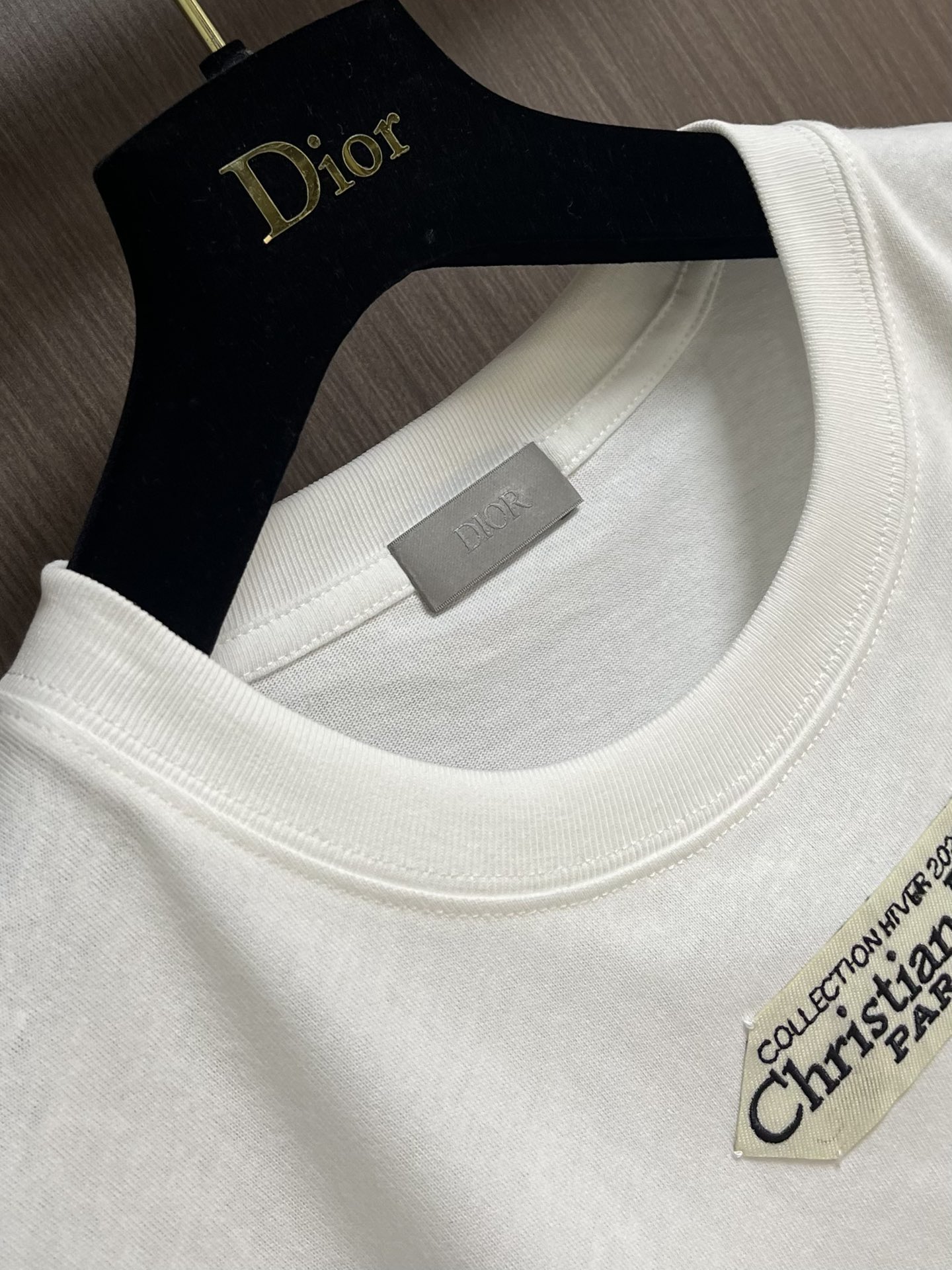 Dior 小标签圆领短袖T恤，棉质平纹针织面料、胸前饰以小标签、罗纹圆领和袖口、常规版型设计、全套辅料，