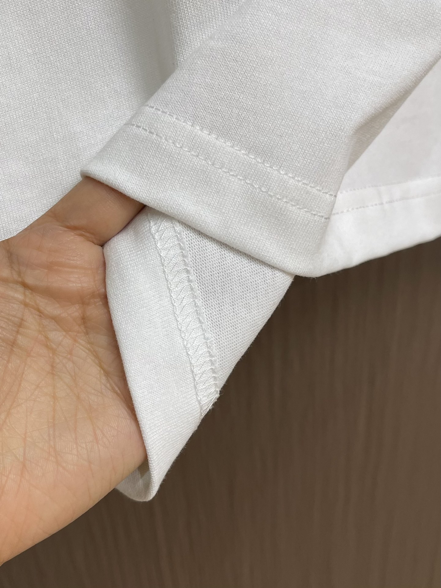 Dior 小标签圆领短袖T恤，棉质平纹针织面料、胸前饰以小标签、罗纹圆领和袖口、常规版型设计、全套辅料，