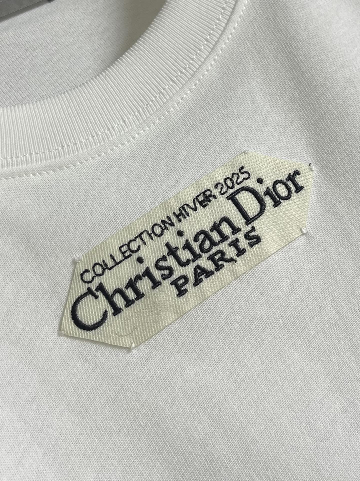 Dior 小标签圆领短袖T恤，棉质平纹针织面料、胸前饰以小标签、罗纹圆领和袖口、常规版型设计、全套辅料，