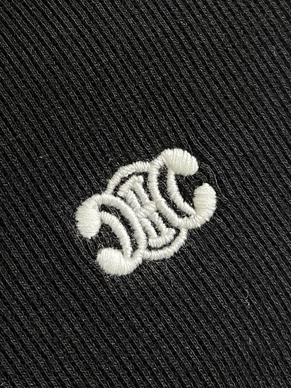 Celine 凯旋门刺绣长袖T恤 定制逸韧全棉针织绸 柔软顺滑 舒适贴肤 以深邃黑色为底 沉稳大气 标志