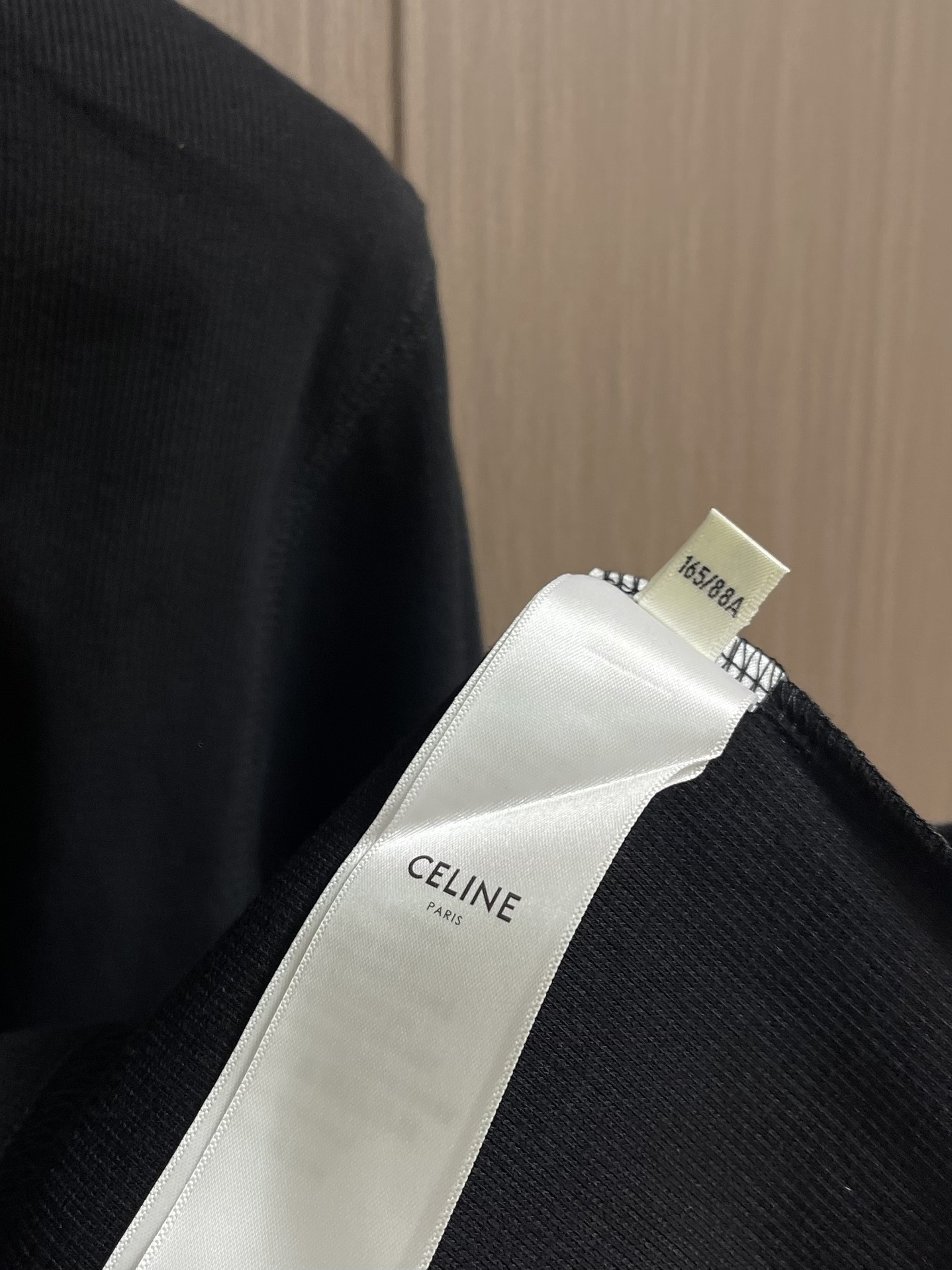 Celine 凯旋门刺绣长袖T恤 定制逸韧全棉针织绸 柔软顺滑 舒适贴肤 以深邃黑色为底 沉稳大气 标志