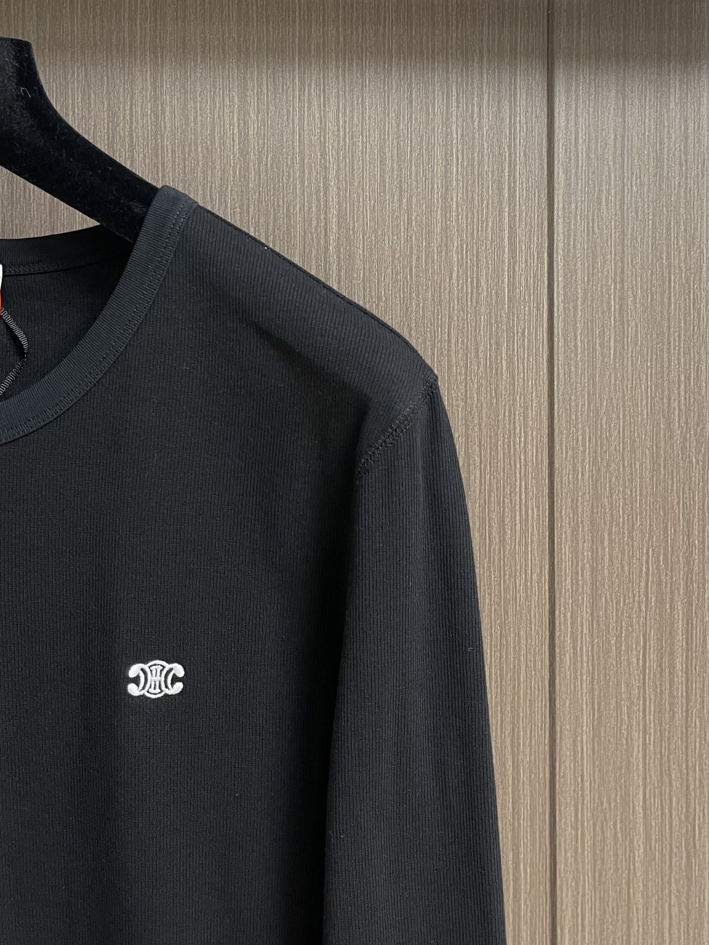 Celine 凯旋门刺绣长袖T恤 定制逸韧全棉针织绸 柔软顺滑 舒适贴肤 以深邃黑色为底 沉稳大气 标志