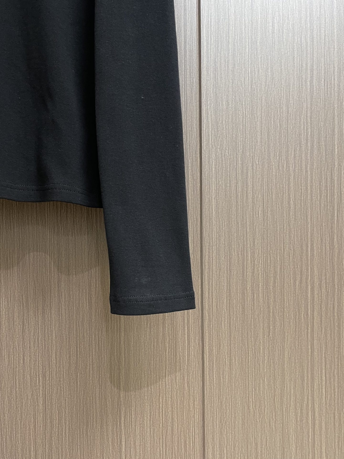 Celine 凯旋门刺绣长袖T恤 定制逸韧全棉针织绸 柔软顺滑 舒适贴肤 以深邃黑色为底 沉稳大气 标志